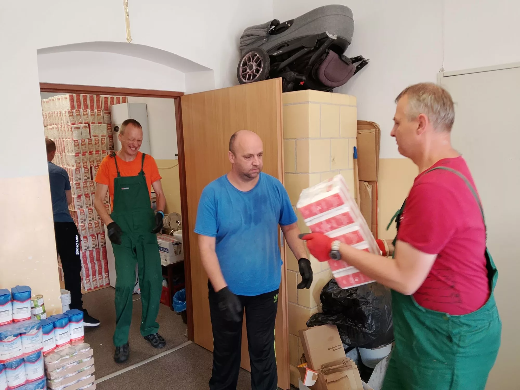 Uczestnicy WTZ pomagali w punkcie Caritas w Strzegomiu - zdjęcie 3