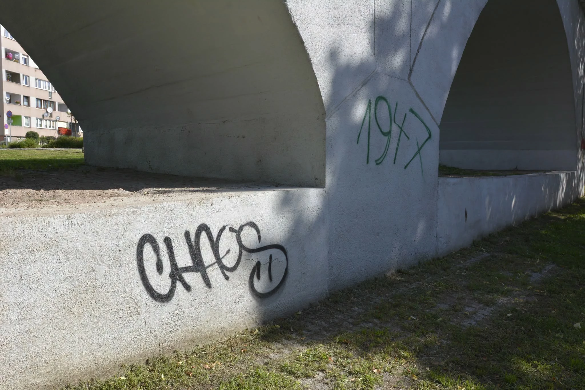 Graffiti znika ze strzegomskiej estakady. Trwają prace porządkowe - zdjęcie 7