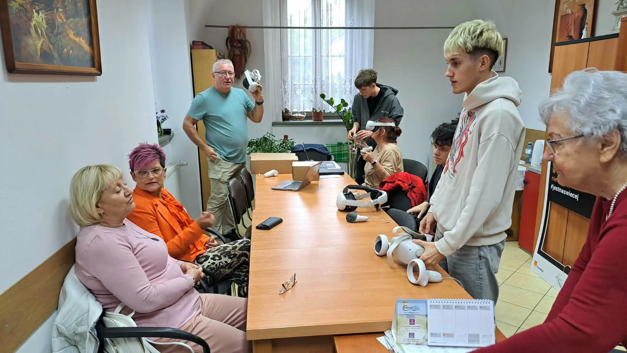 Strzegomscy seniorzy odwiedzili wirtualne muzeum z uczniami - zdjęcie 3