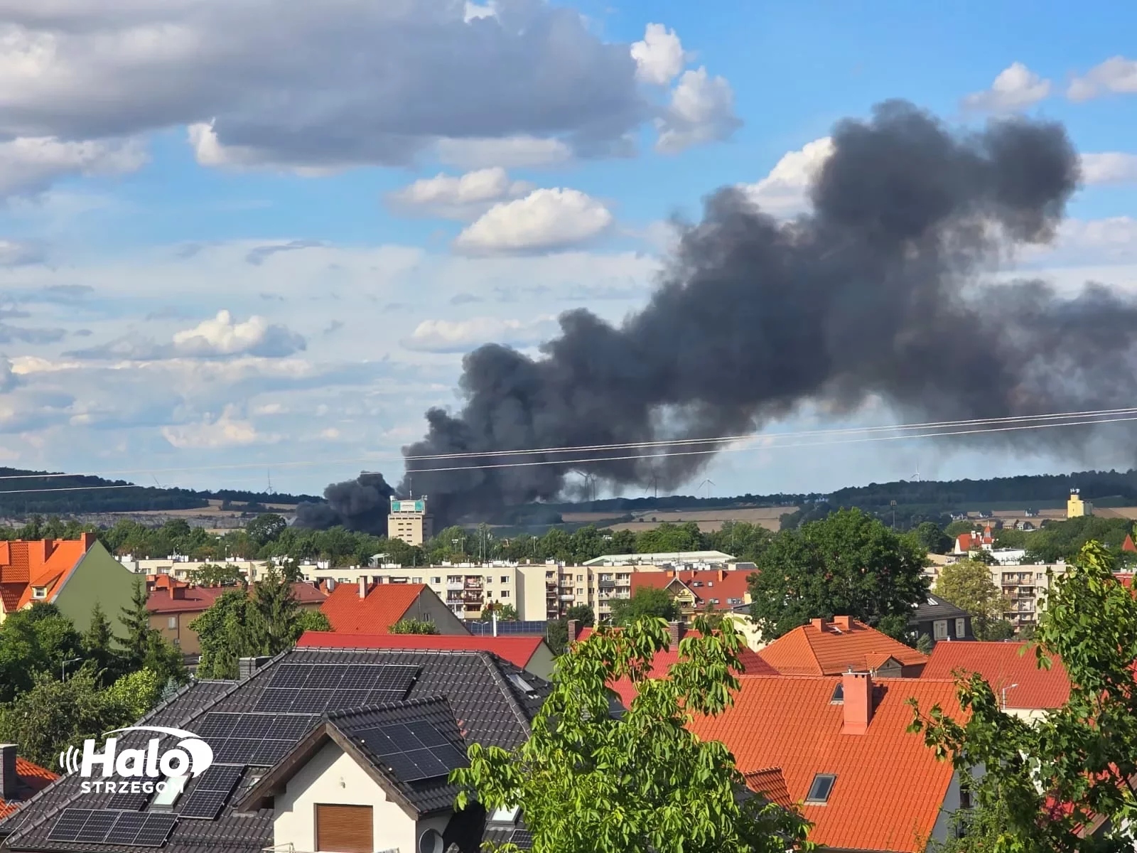 Pożar dawnych obiektów pokolejowych w Strzegomiu. Mieszkańcy proszeni o zamknięcie okien - zdjęcie 4