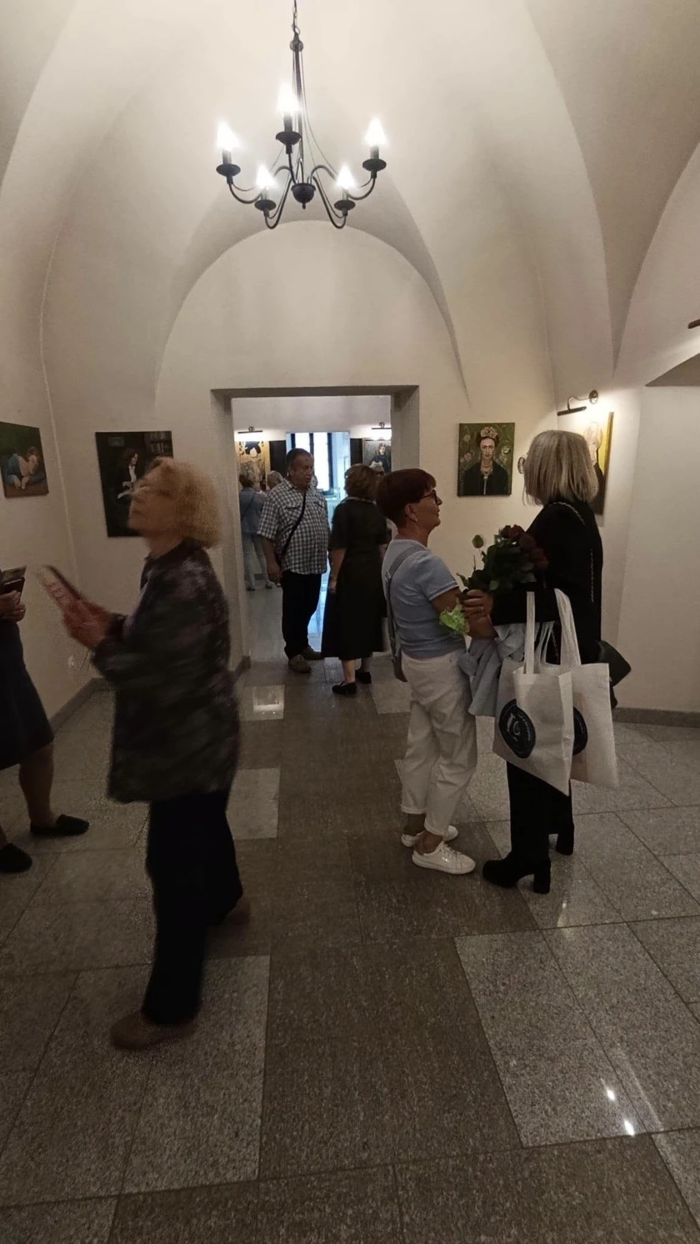 „Obudziłam się w kolorze”. Wernisaż Jadwigi Pozner w Strzegomiu - zdjęcie 18
