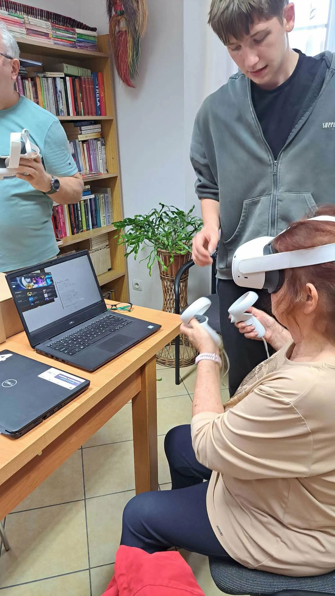 Strzegomscy seniorzy odwiedzili wirtualne muzeum z uczniami - zdjęcie 6
