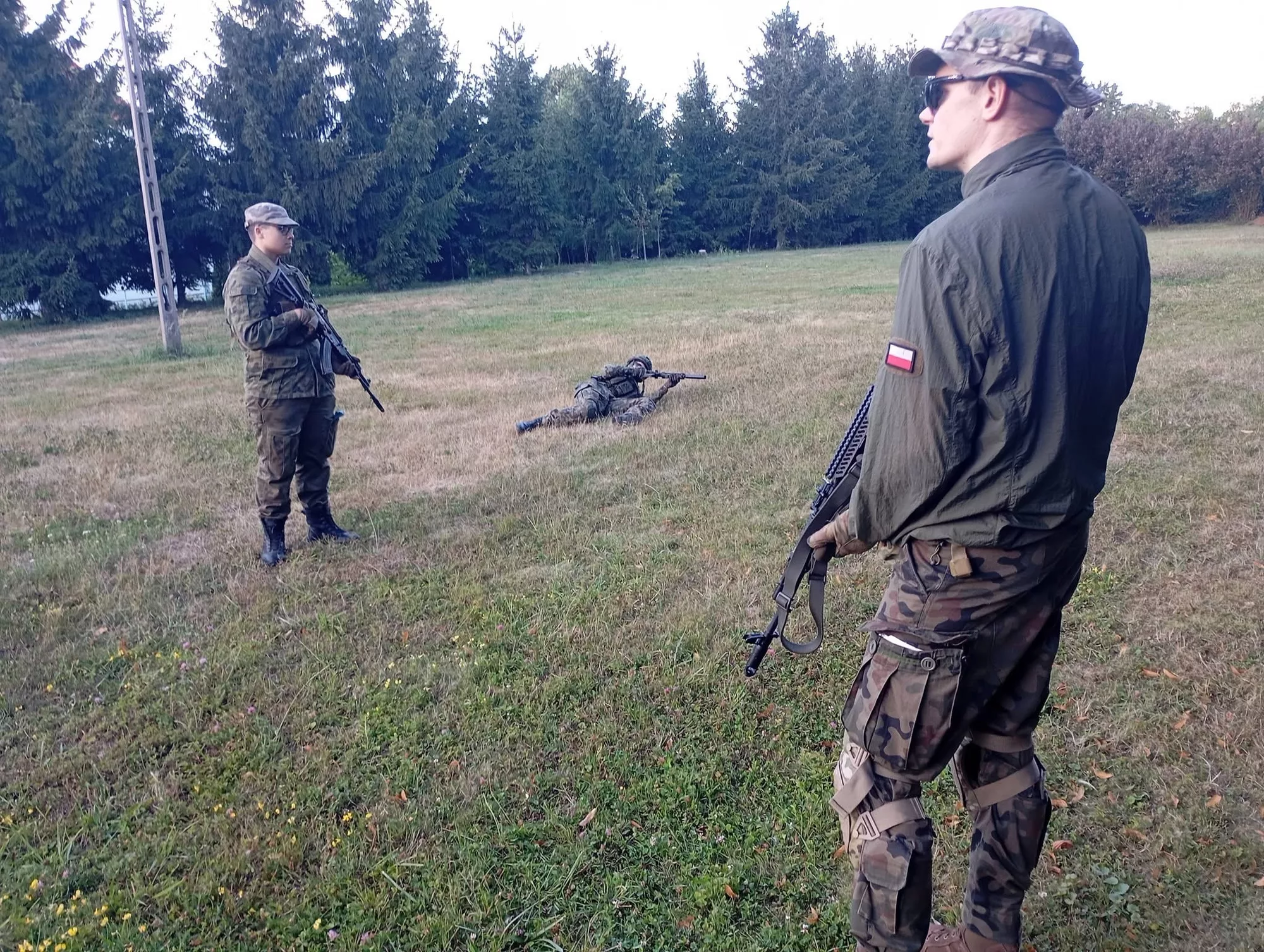 Postawy strzeleckie i poruszanie się w terenie. Strzegomscy Strzelcy szkolą się w każdą wolną chwilęu - zdjęcie 2