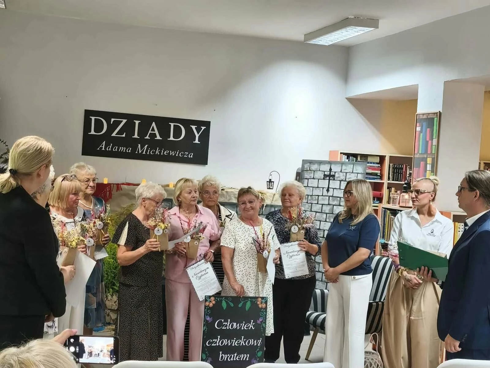 „Dziady” zabrzmiały w strzegomskiej bibliotece - zdjęcie 12