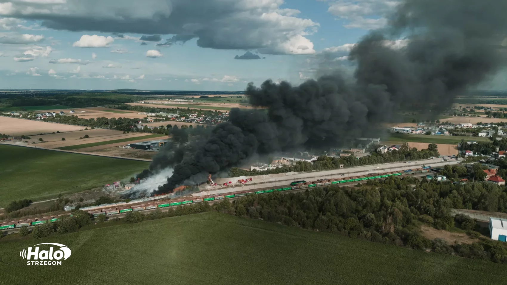 Pożar dawnych obiektów pokolejowych w Strzegomiu. Mieszkańcy proszeni o zamknięcie okien - zdjęcie 2