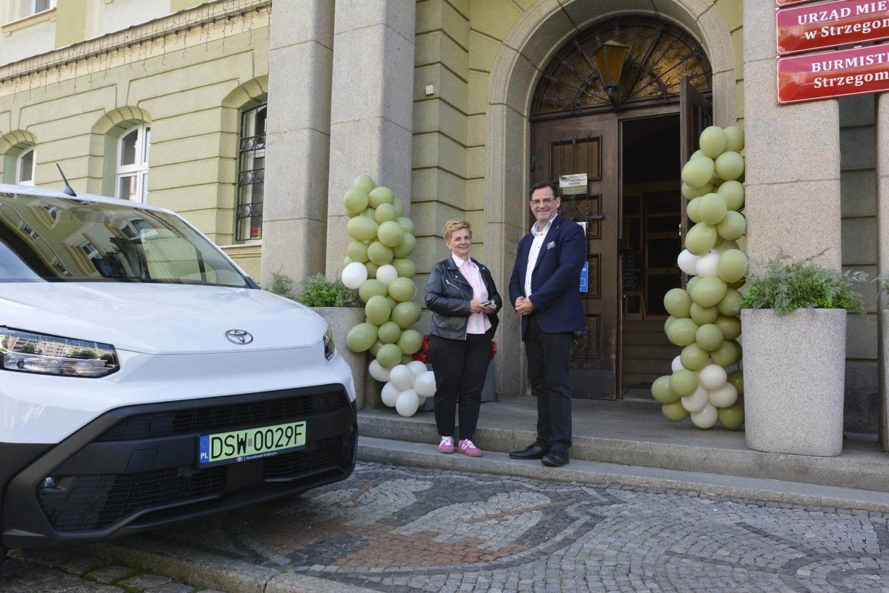 Elektryczna Toyota trafiła do strzegomskiej oświaty