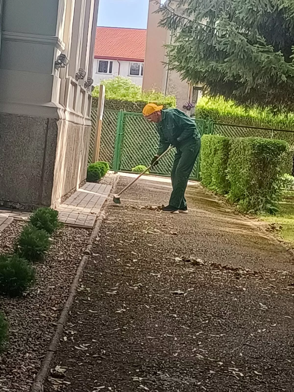 Uczestnicy strzegomskiego WTZ na praktykach w "Zielonym Zakątku" - zdjęcie 4