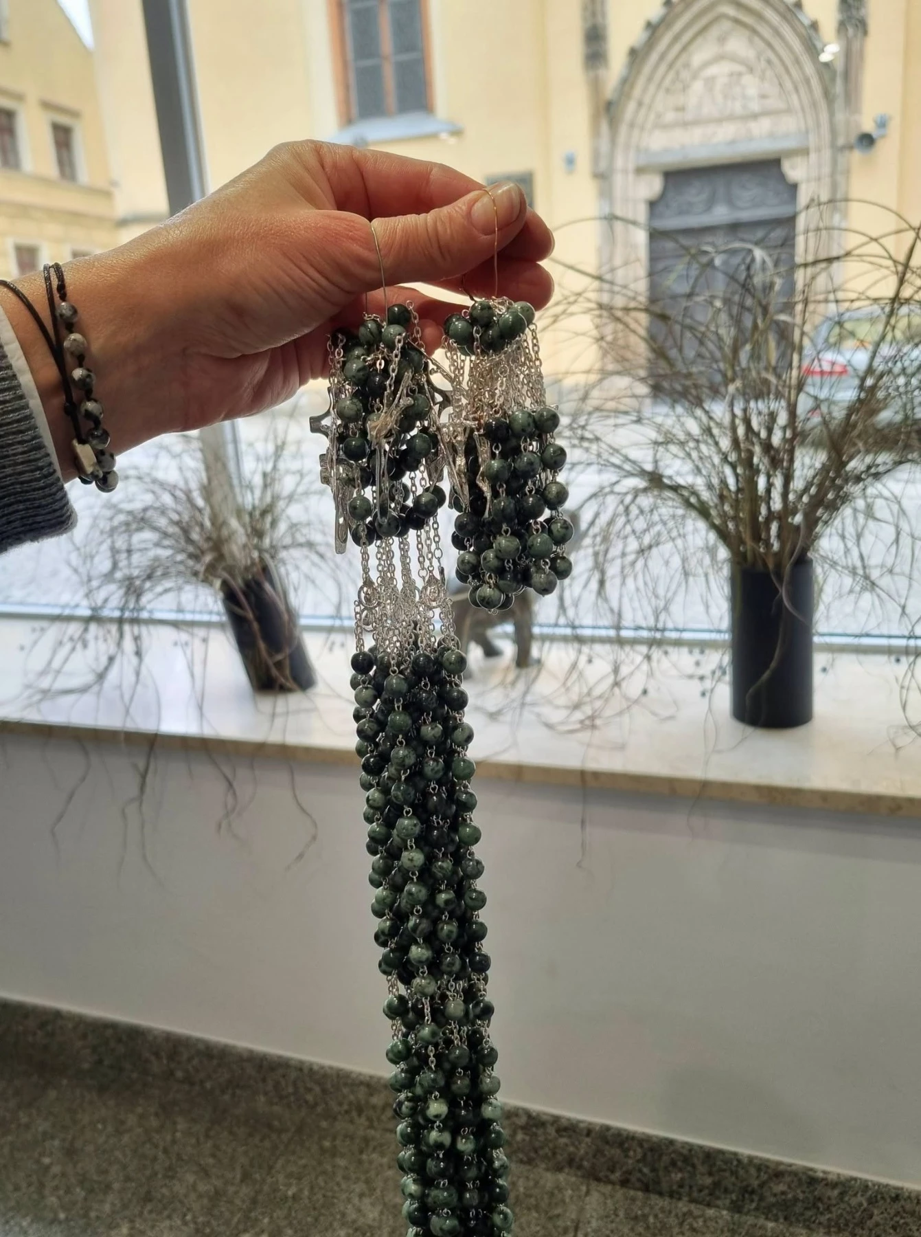 Różańce z rodzimych skał powstają w Strzegomiu