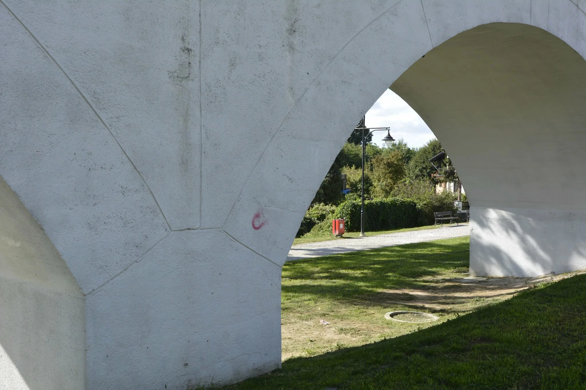 Graffiti znika ze strzegomskiej estakady. Trwają prace porządkowe - zdjęcie 11