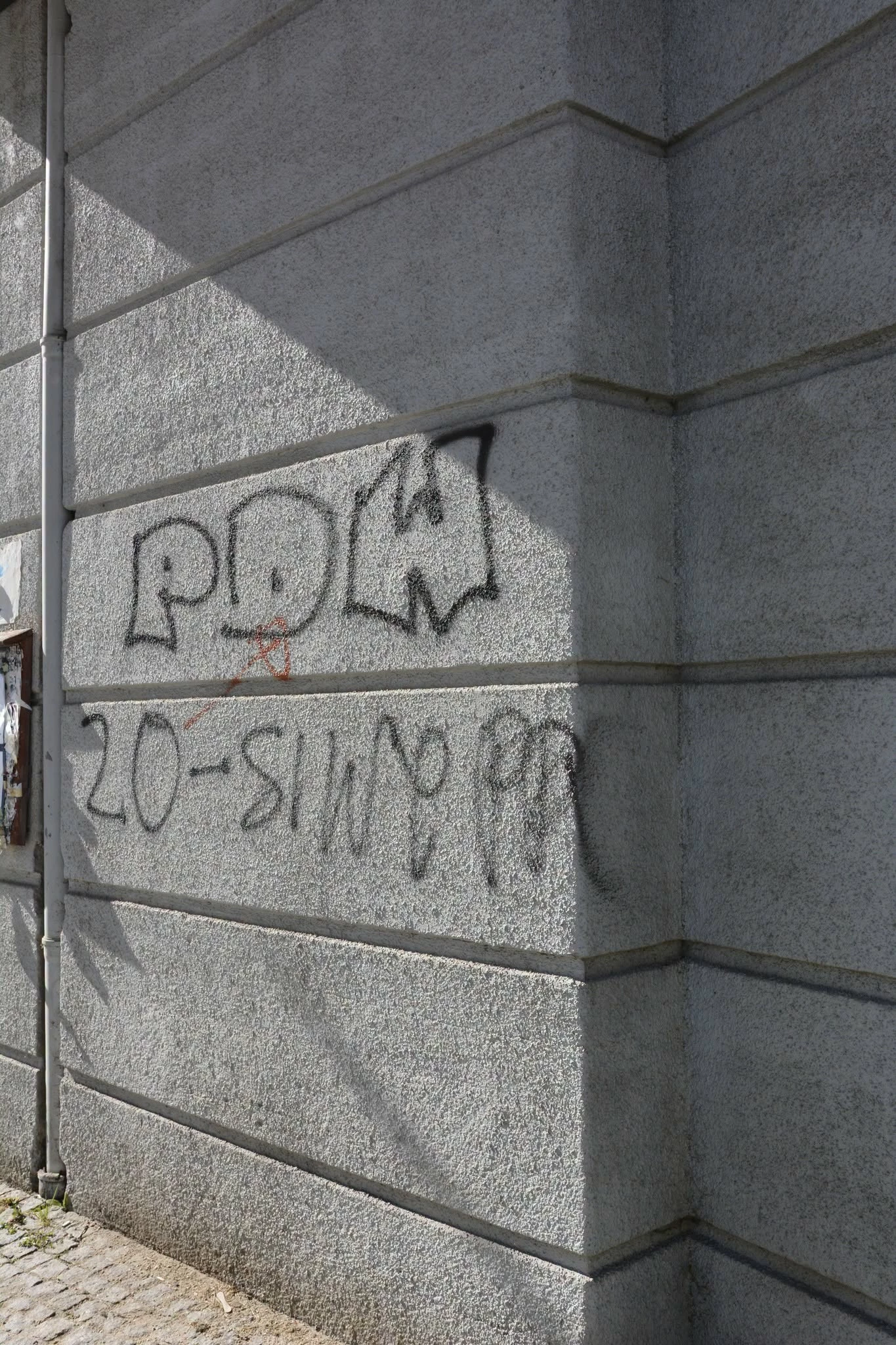 Graffiti znika ze strzegomskiej estakady. Trwają prace porządkowe - zdjęcie 14