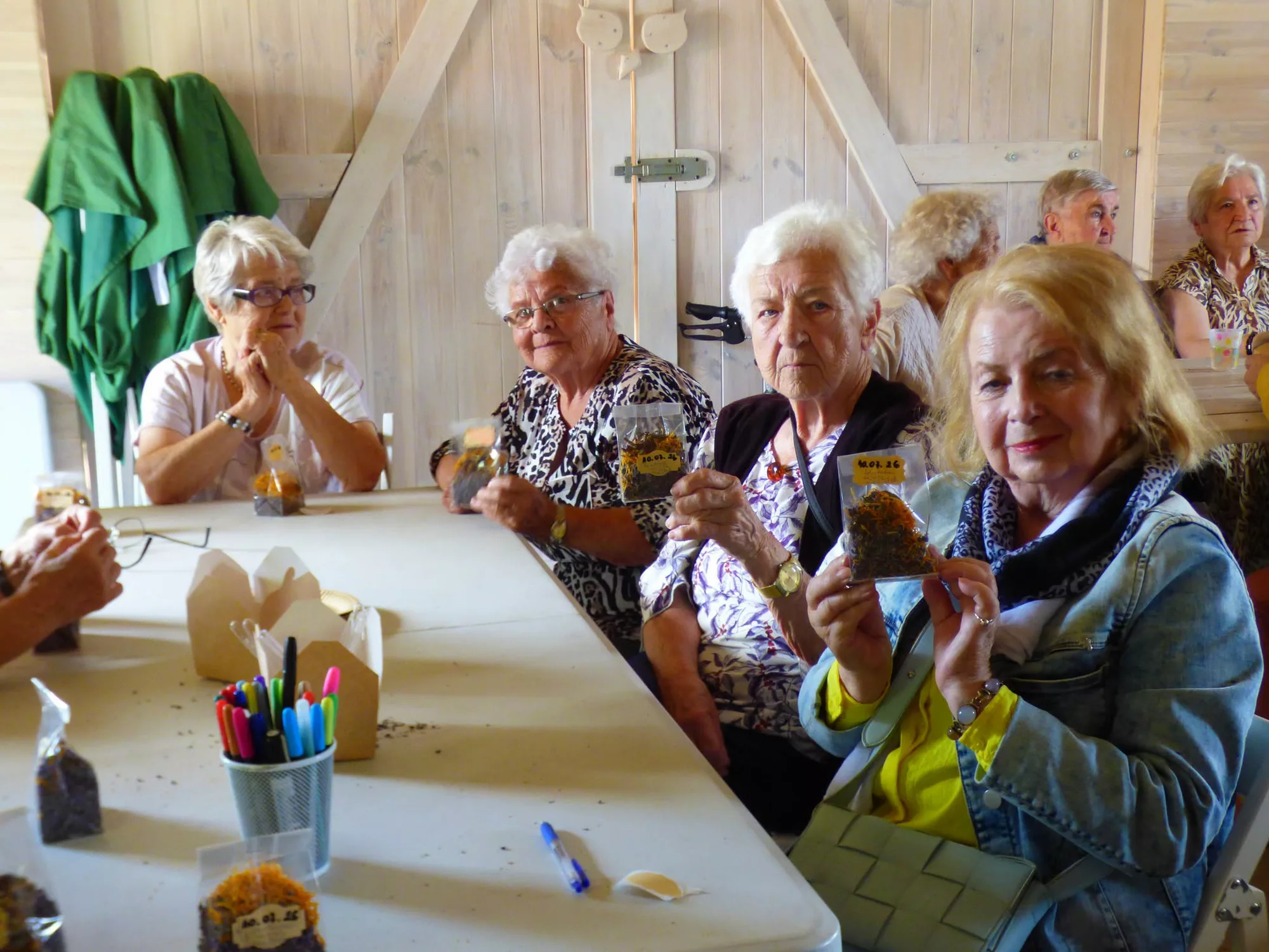 Fioletowy relaks u stóp Gór Sowich. Strzegomscy seniorzy z wizytą na plantacji lawendy - zdjęcie 12