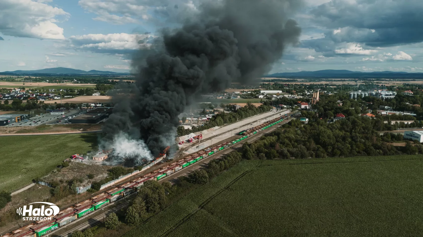 Pożar dawnych obiektów pokolejowych w Strzegomiu. Mieszkańcy proszeni o zamknięcie okien - zdjęcie 1
