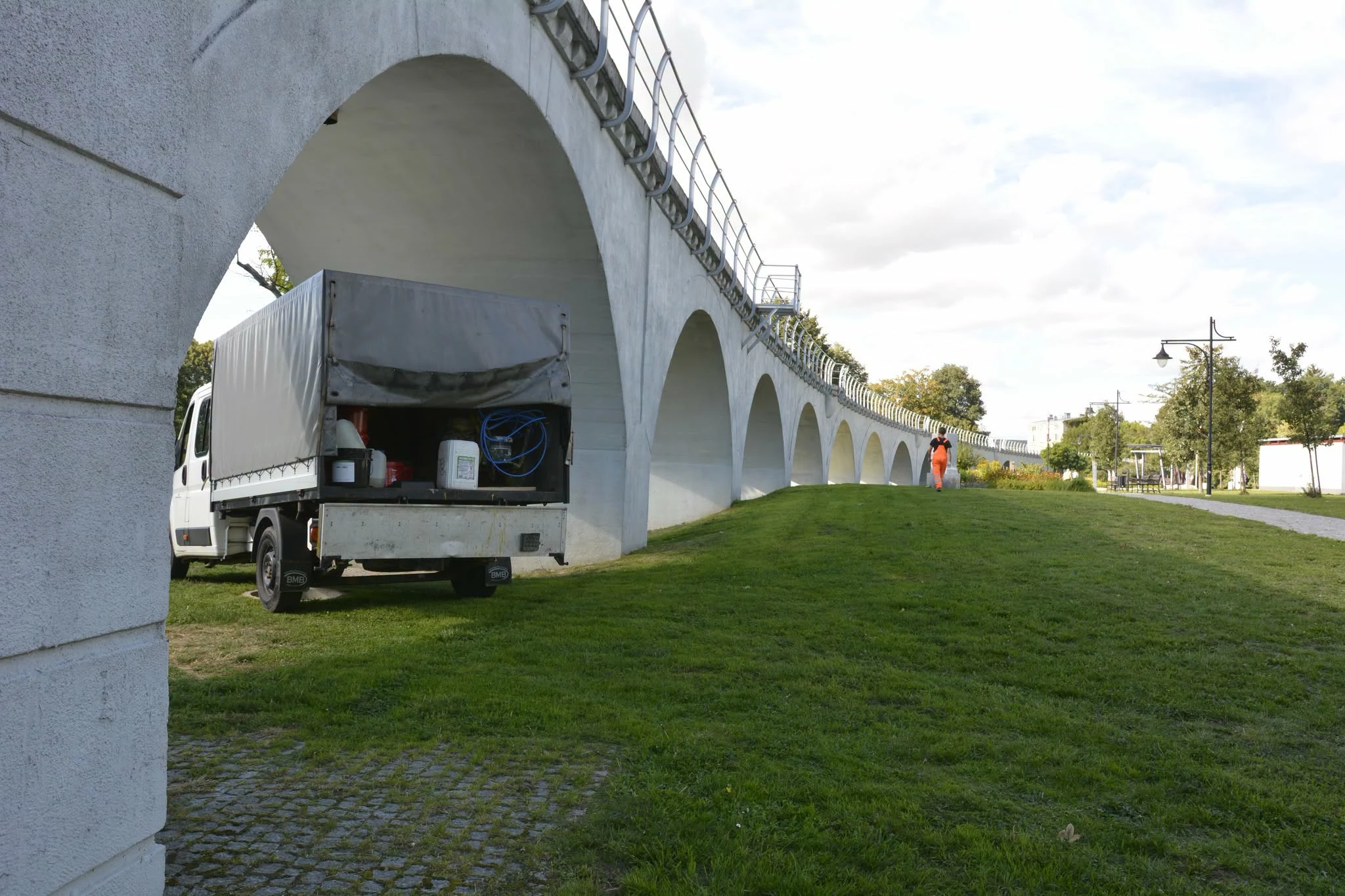 Graffiti znika ze strzegomskiej estakady. Trwają prace porządkowe - zdjęcie 12