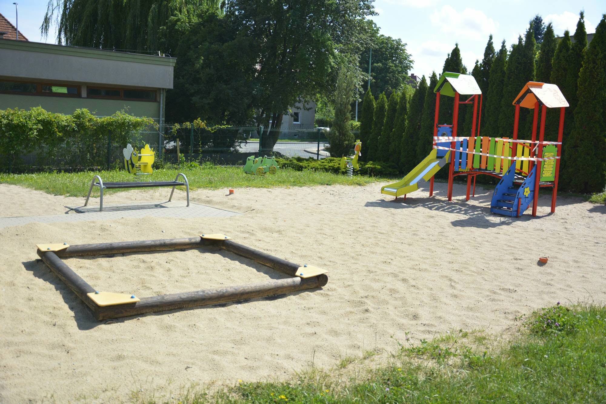 Gminne place zabaw zyskają świeży wygląd. Trwają prace przy urządzeniach dla najmłodszych - zdjęcie 3