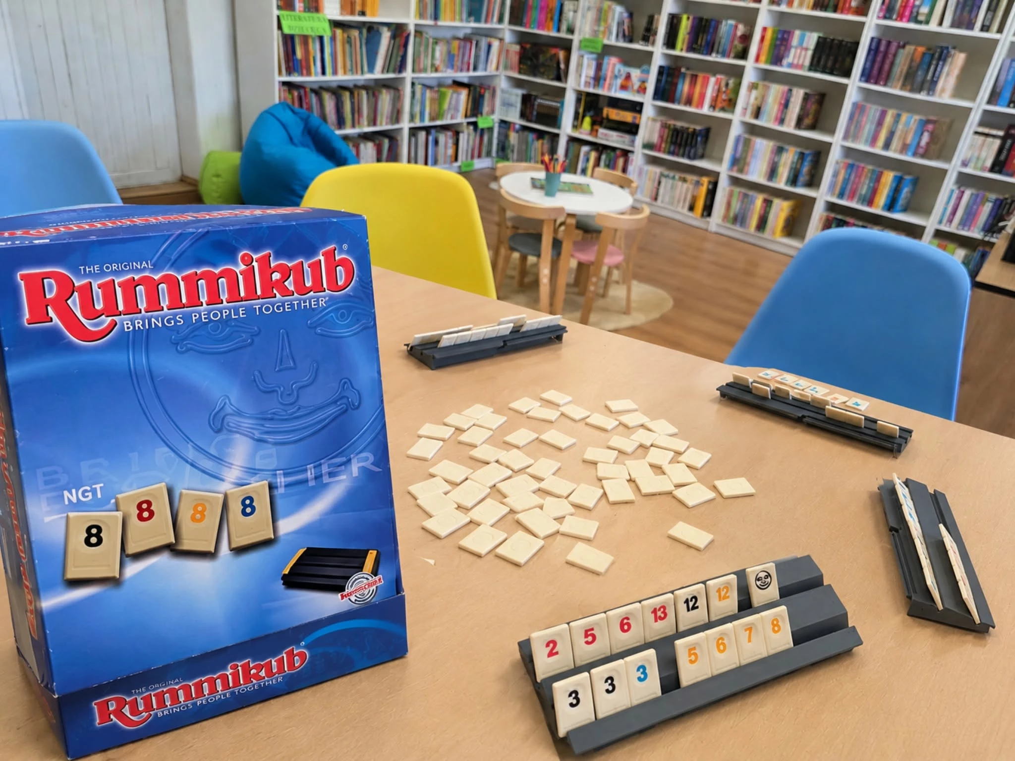Rummikub w bibliotece. „Zaczytani” spotkali się w Olszanach - zdjęcie 2