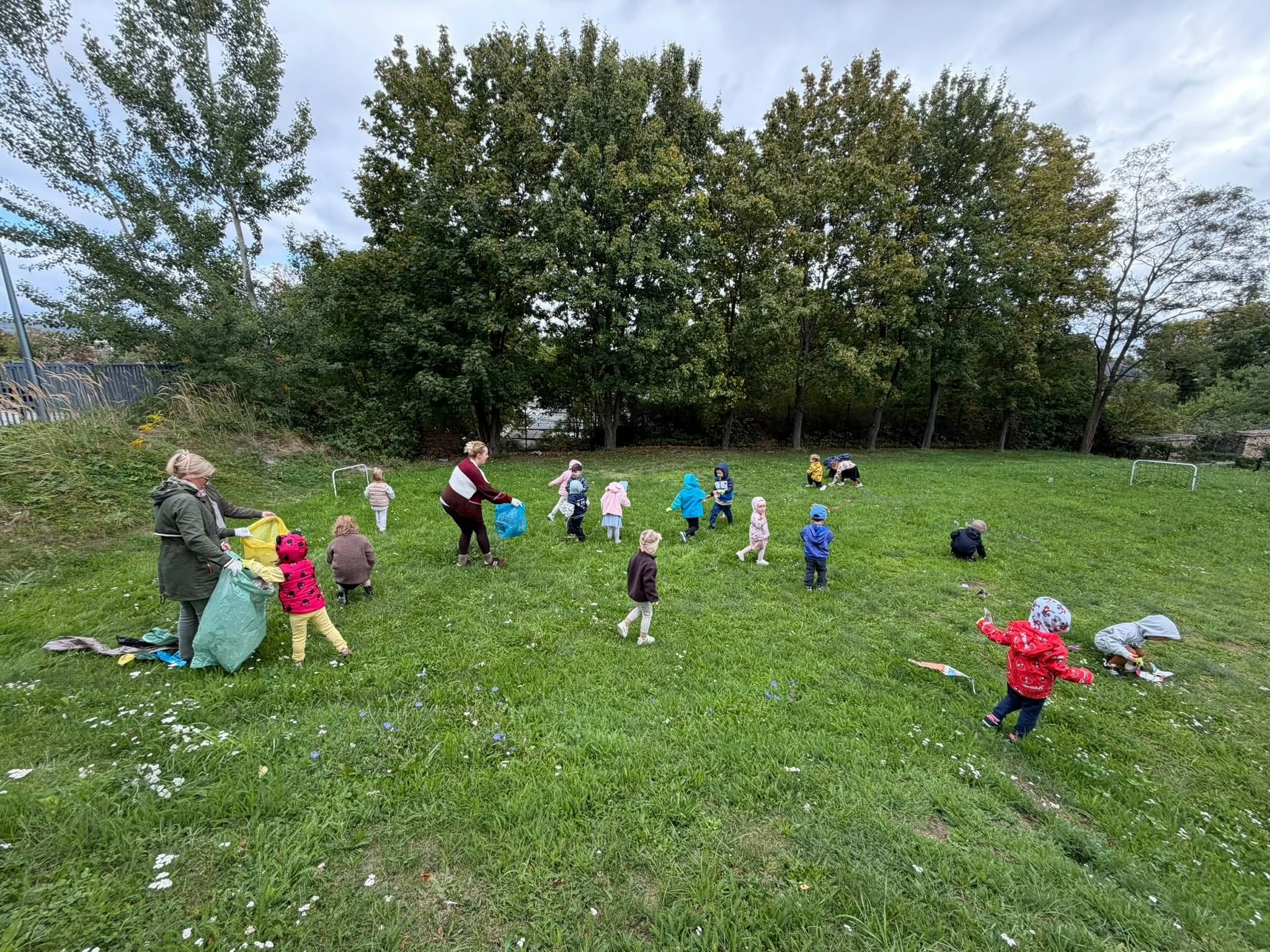 Przedszkolaki ze Strzegomia posprzątały okolice Góry Krzyżowej - zdjęcie 9