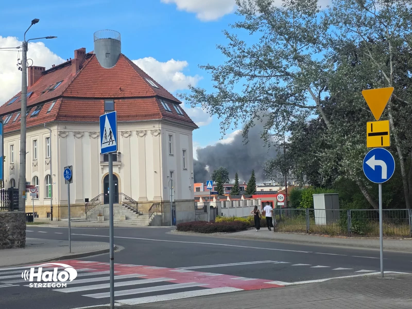 Pożar dawnych obiektów pokolejowych w Strzegomiu. Mieszkańcy proszeni o zamknięcie okien - zdjęcie 7