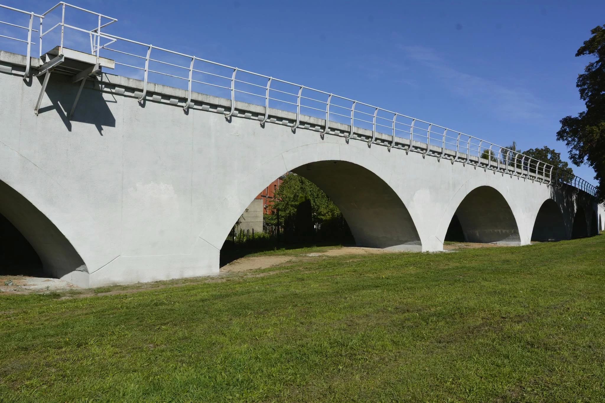 Graffiti znika ze strzegomskiej estakady. Trwają prace porządkowe - zdjęcie 2