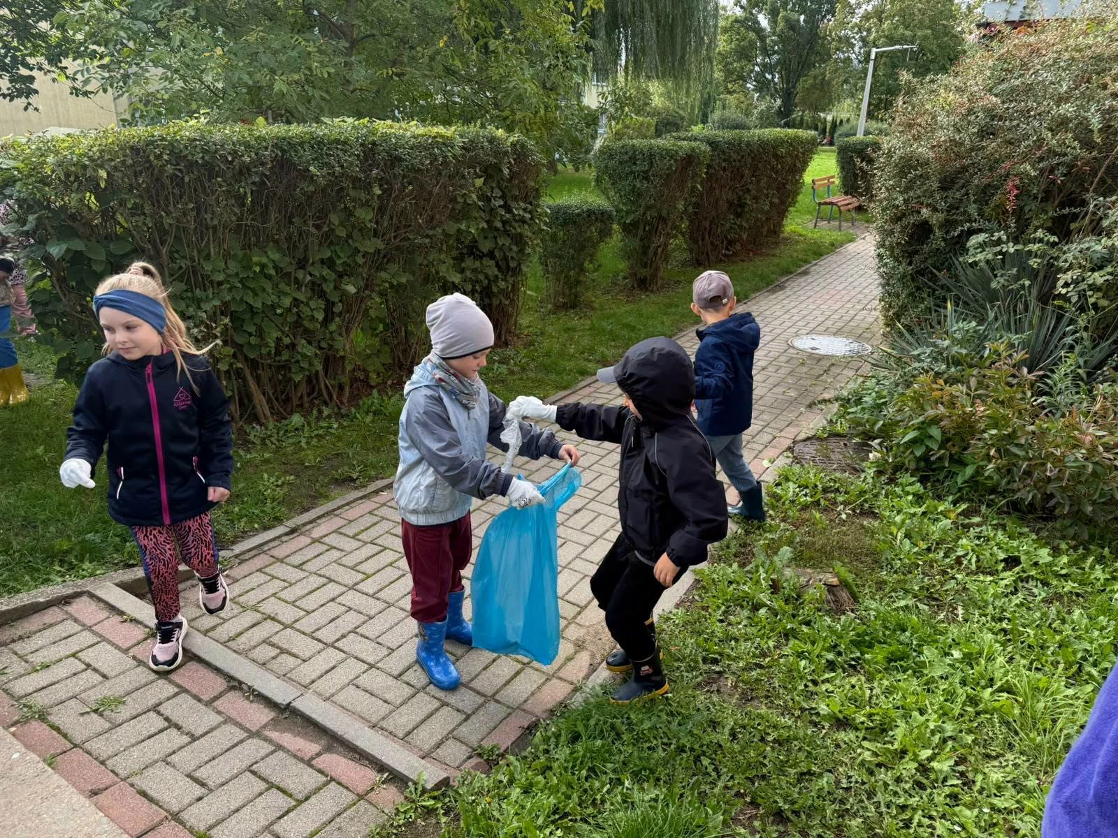 Przedszkolaki ze Strzegomia posprzątały okolice Góry Krzyżowej - zdjęcie 4