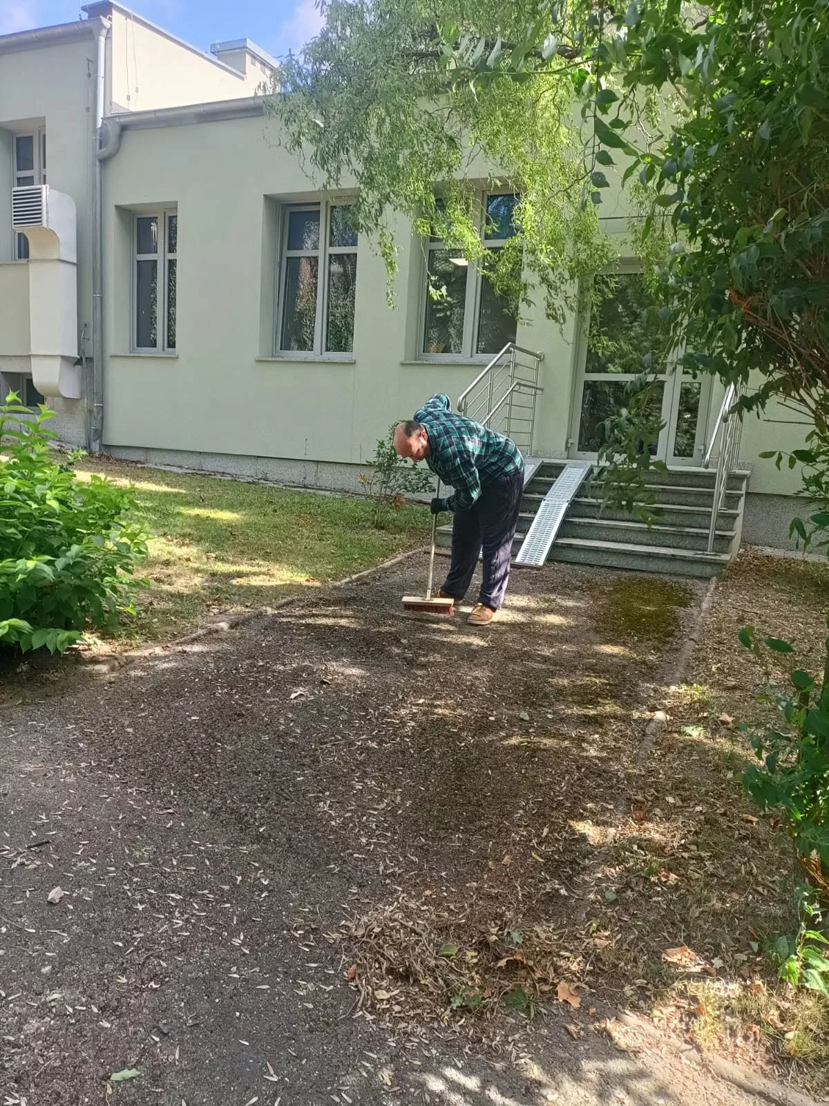 Uczestnicy strzegomskiego WTZ na praktykach w "Zielonym Zakątku" - zdjęcie 1