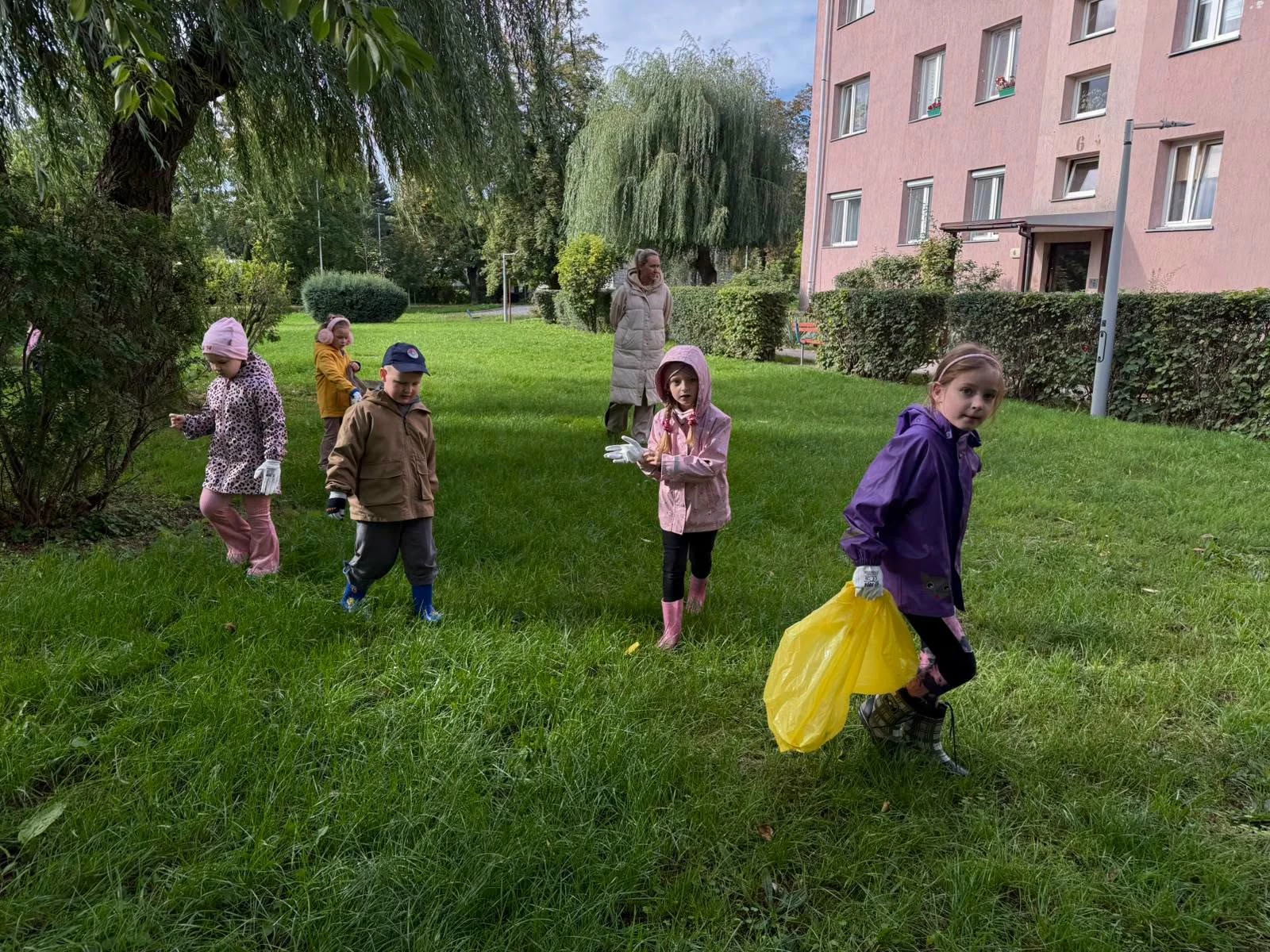 Przedszkolaki ze Strzegomia posprzątały okolice Góry Krzyżowej - zdjęcie 2