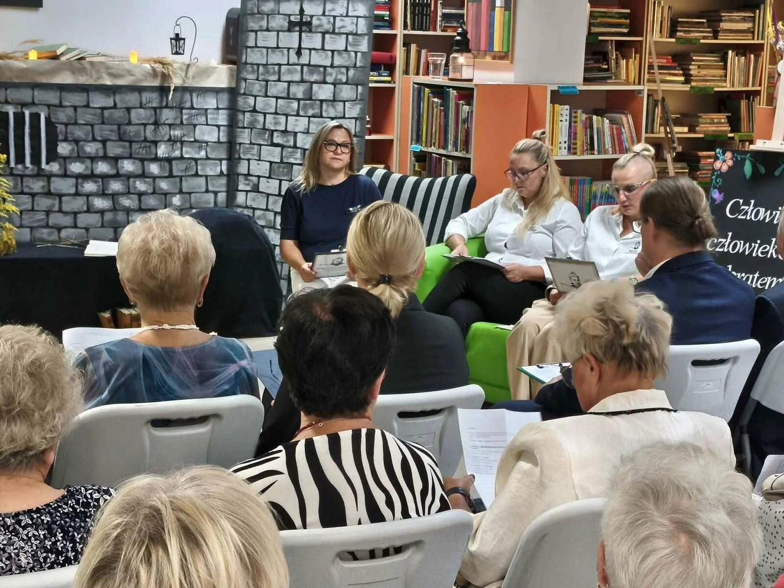 „Dziady” zabrzmiały w strzegomskiej bibliotece - zdjęcie 6