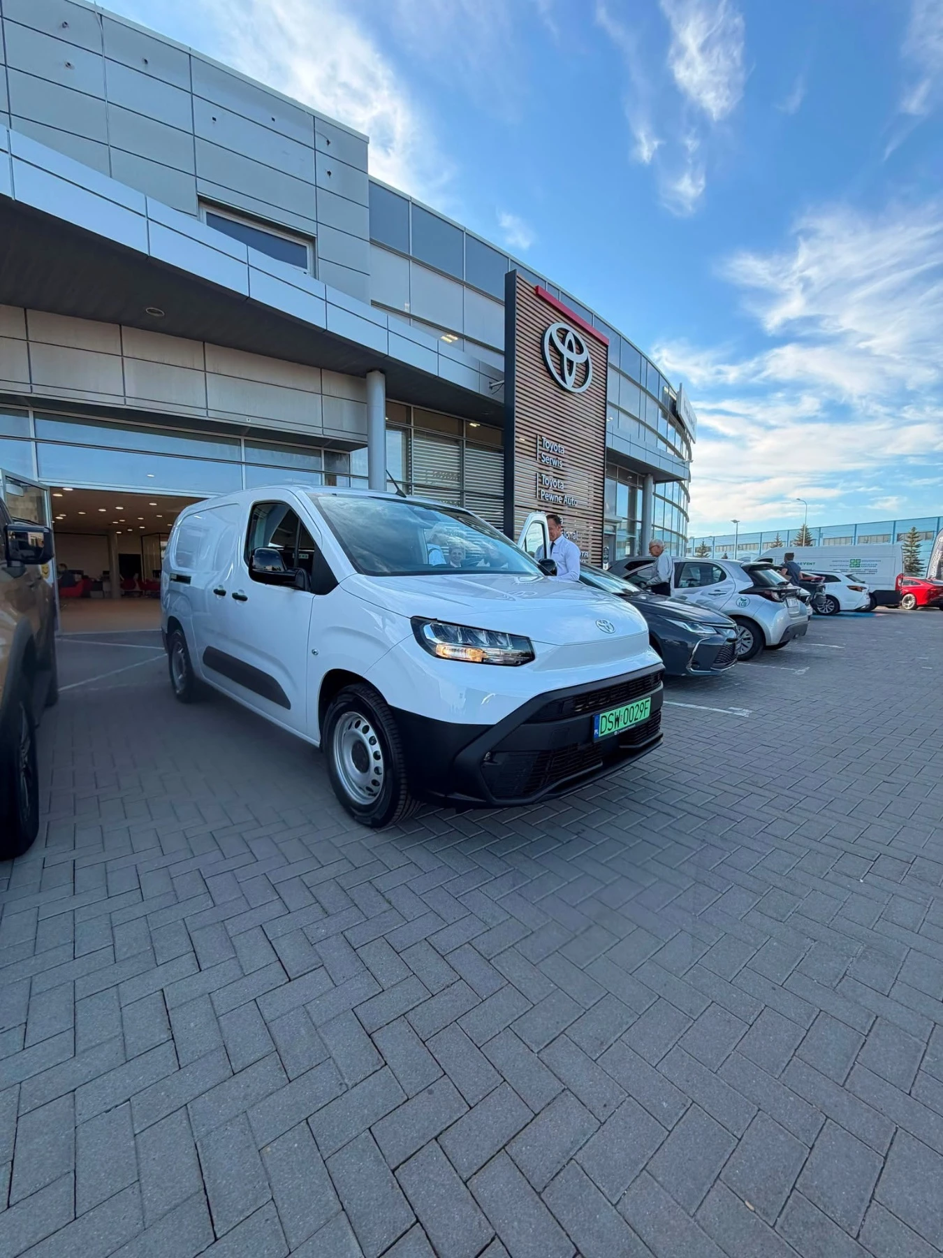 Elektryczna Toyota trafiła do strzegomskiej oświaty - zdjęcie 1