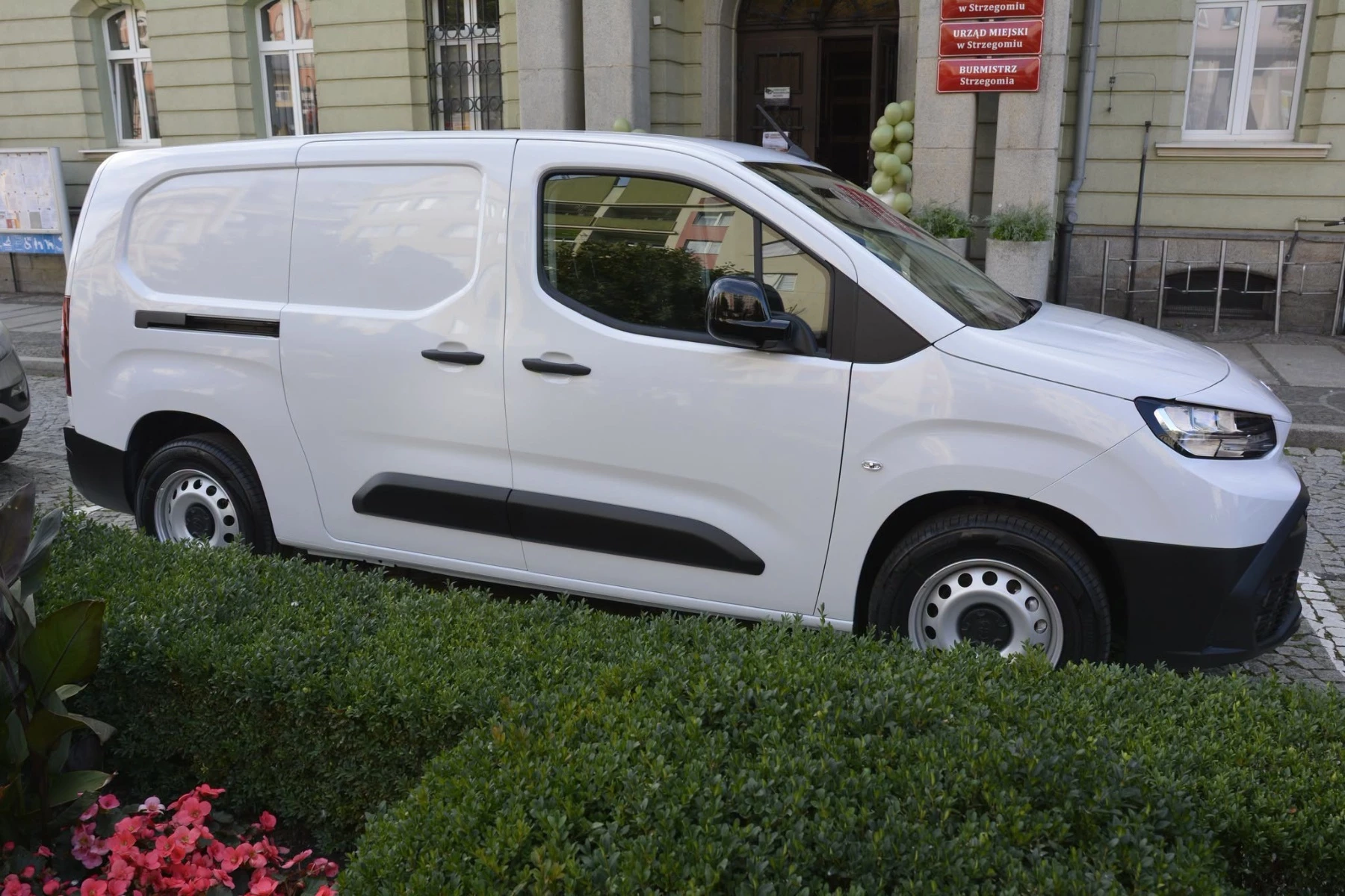 Elektryczna Toyota trafiła do strzegomskiej oświaty - zdjęcie 3