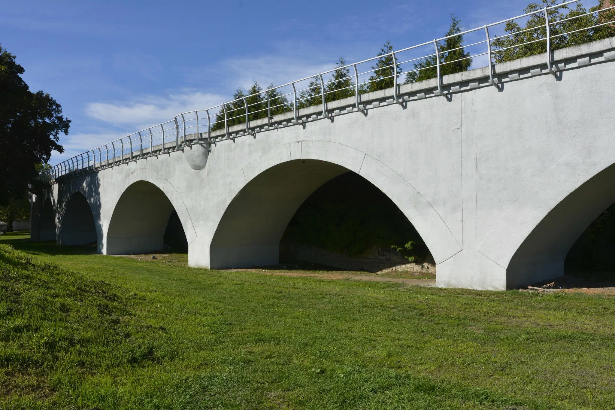 Graffiti znika ze strzegomskiej estakady. Trwają prace porządkowe - zdjęcie 1