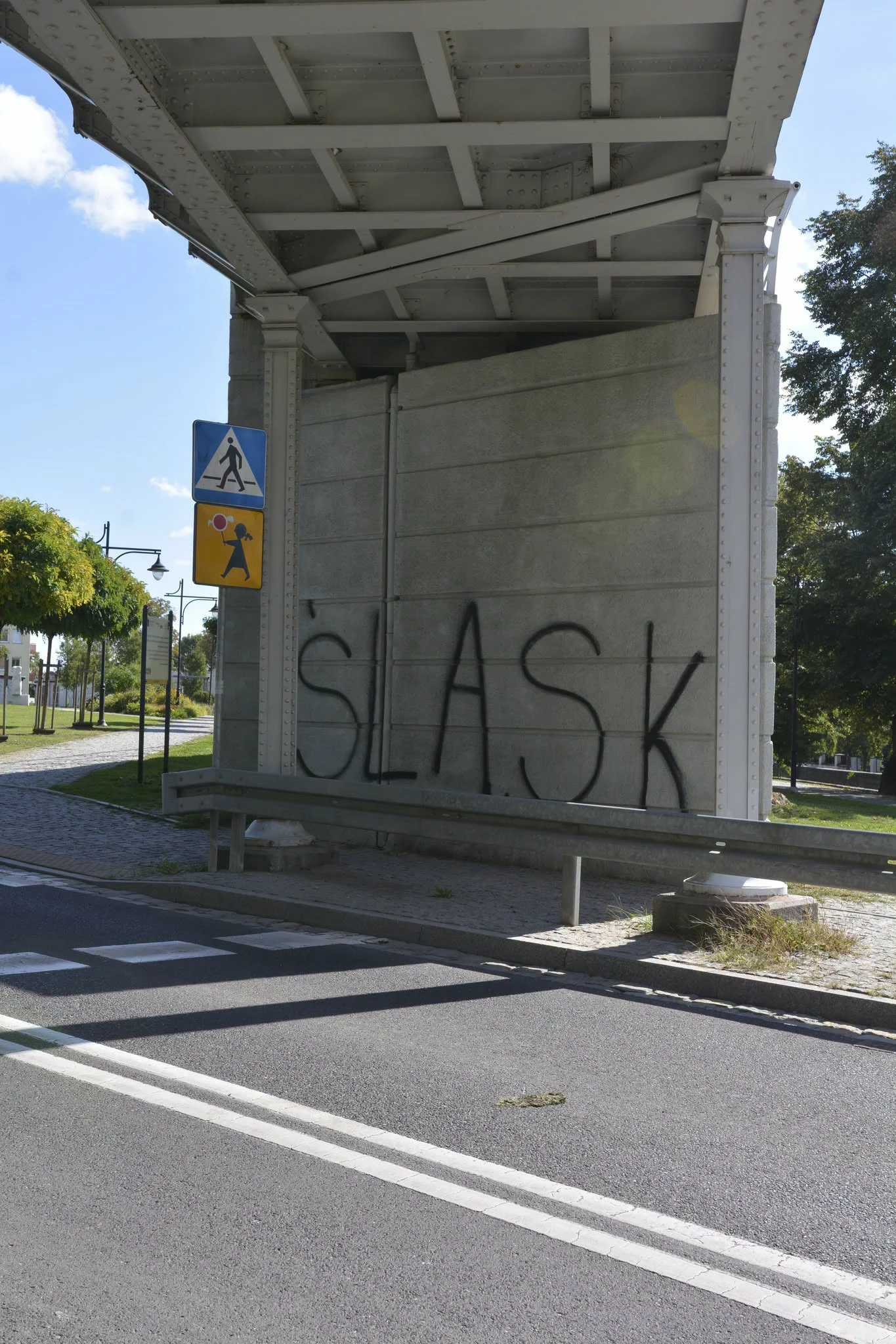 Graffiti znika ze strzegomskiej estakady. Trwają prace porządkowe - zdjęcie 4