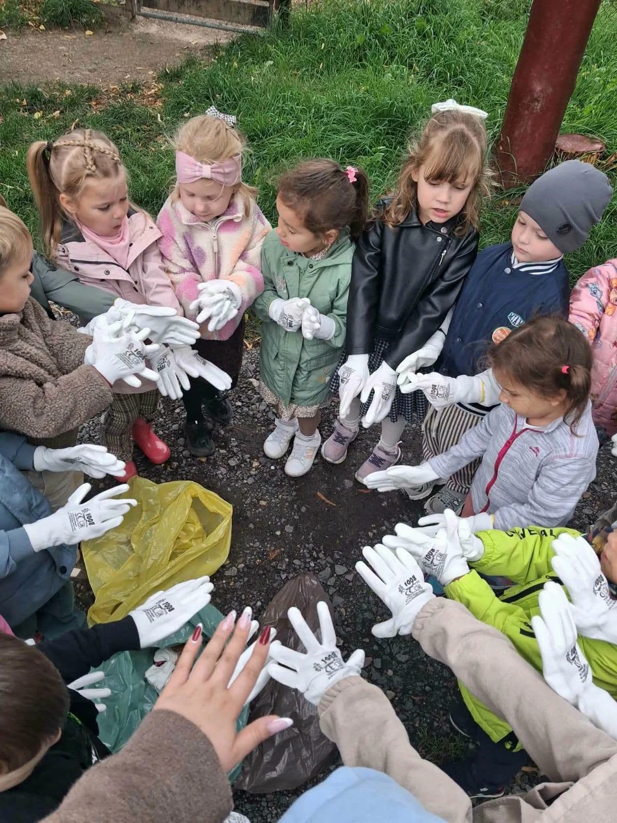 Przedszkolaki ze Strzegomia posprzątały okolice Góry Krzyżowej - zdjęcie 18