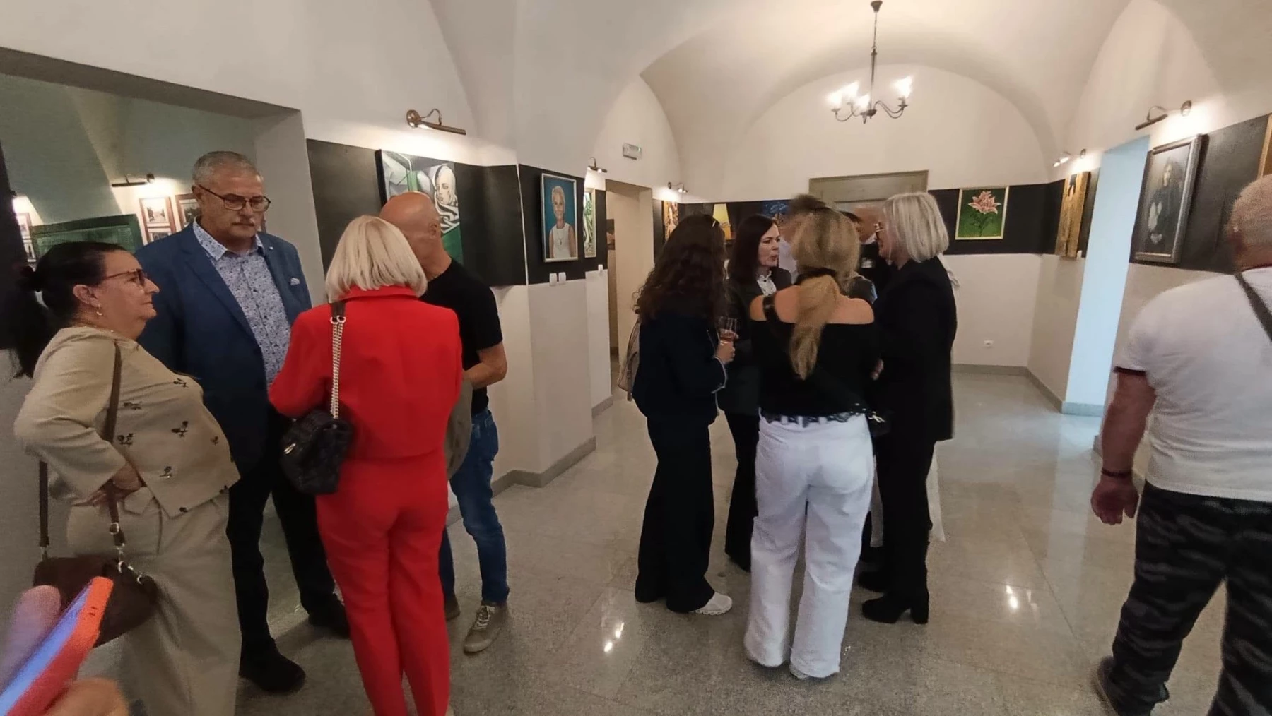 „Obudziłam się w kolorze”. Wernisaż Jadwigi Pozner w Strzegomiu - zdjęcie 7