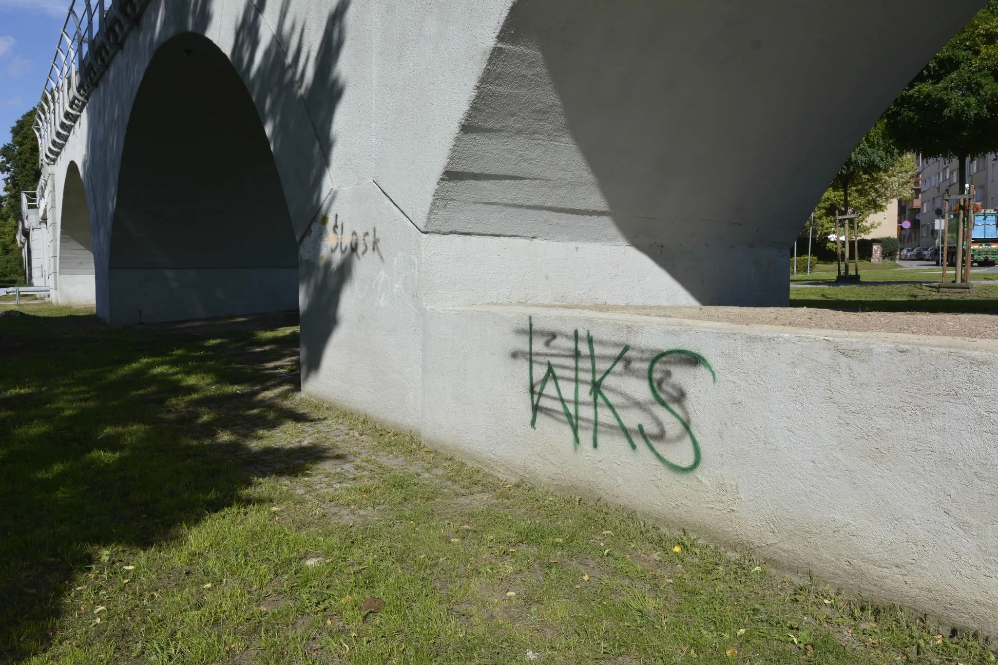 Graffiti znika ze strzegomskiej estakady. Trwają prace porządkowe - zdjęcie 6