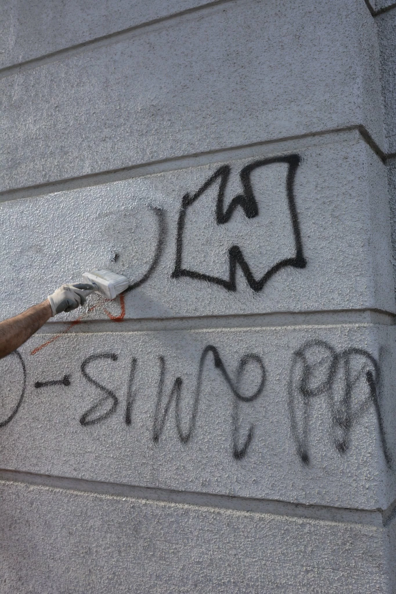 Graffiti znika ze strzegomskiej estakady. Trwają prace porządkowe - zdjęcie 13