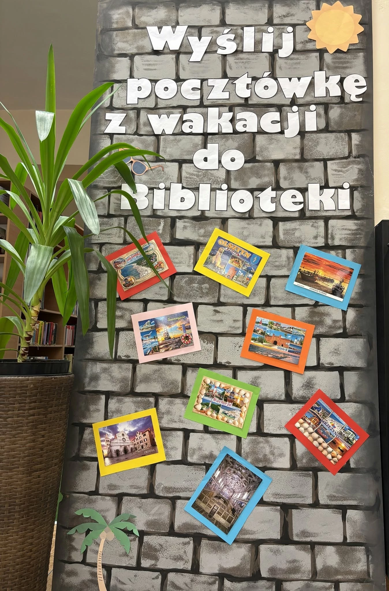 Wakacyjne pocztówki dotarły do strzegomskiej biblioteki