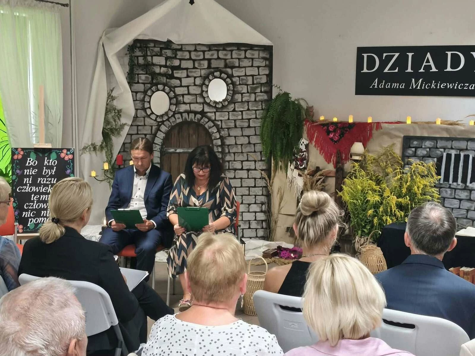 „Dziady” zabrzmiały w strzegomskiej bibliotece - zdjęcie 10