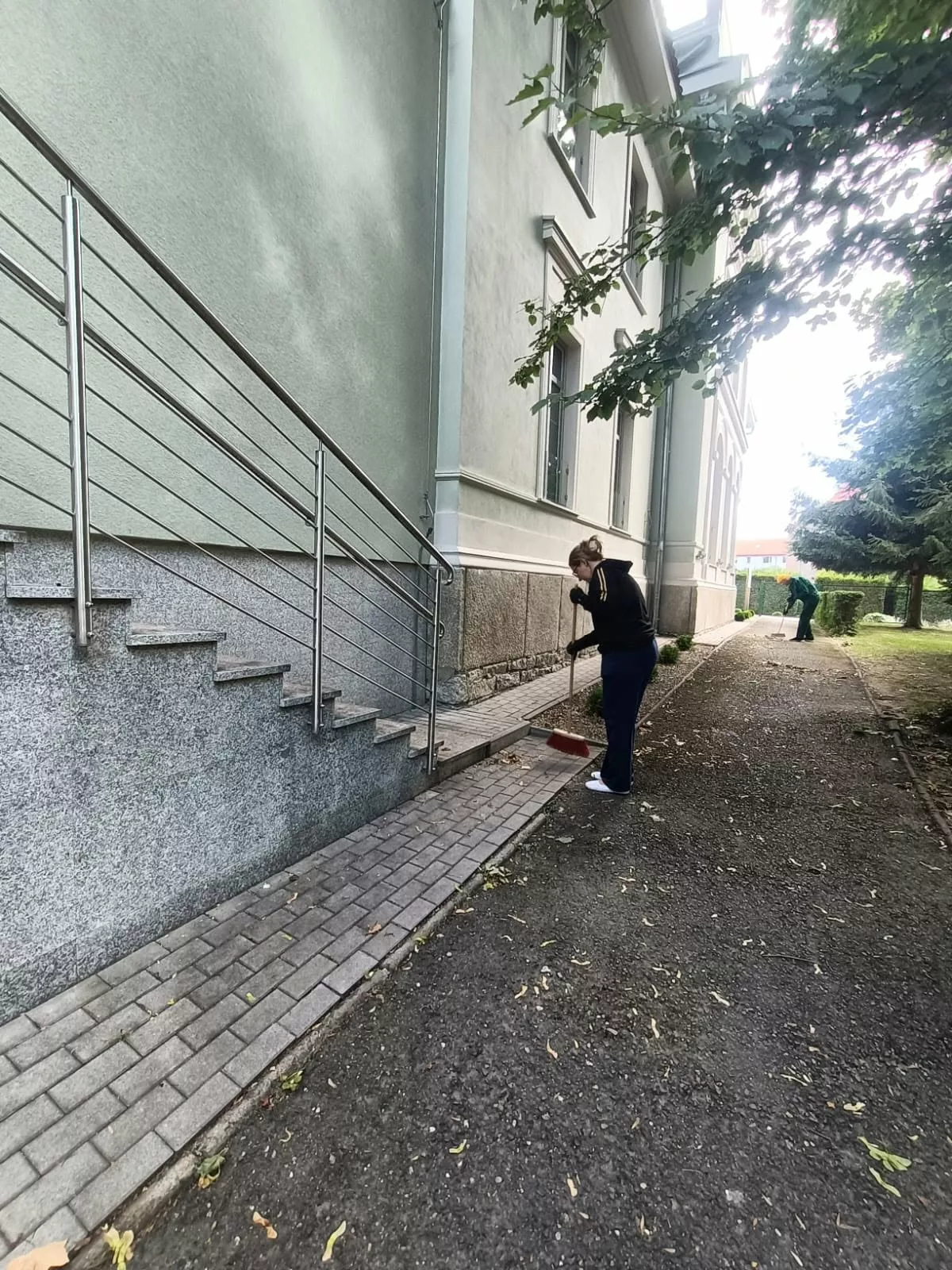 Uczestnicy strzegomskiego WTZ na praktykach w "Zielonym Zakątku" - zdjęcie 6