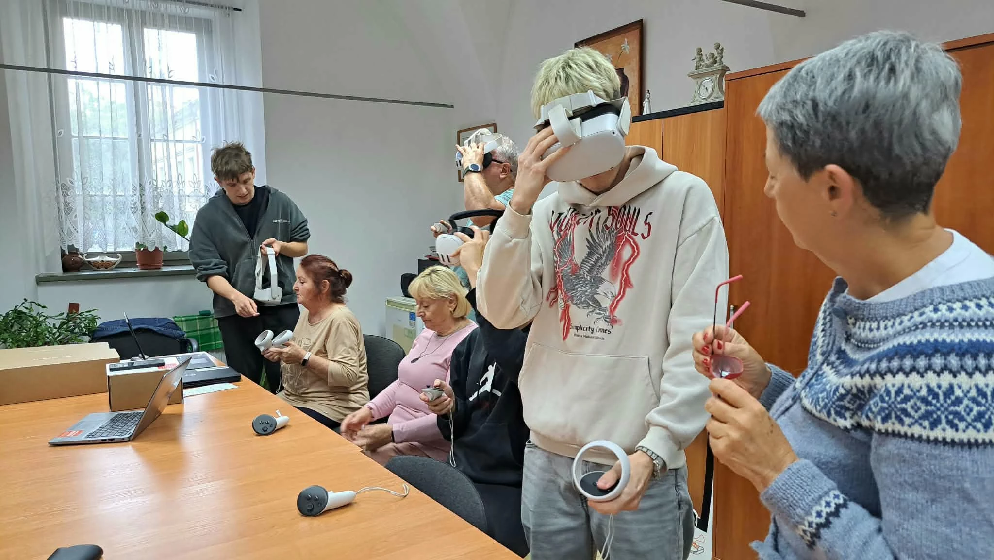 Strzegomscy seniorzy odwiedzili wirtualne muzeum z uczniami - zdjęcie 7
