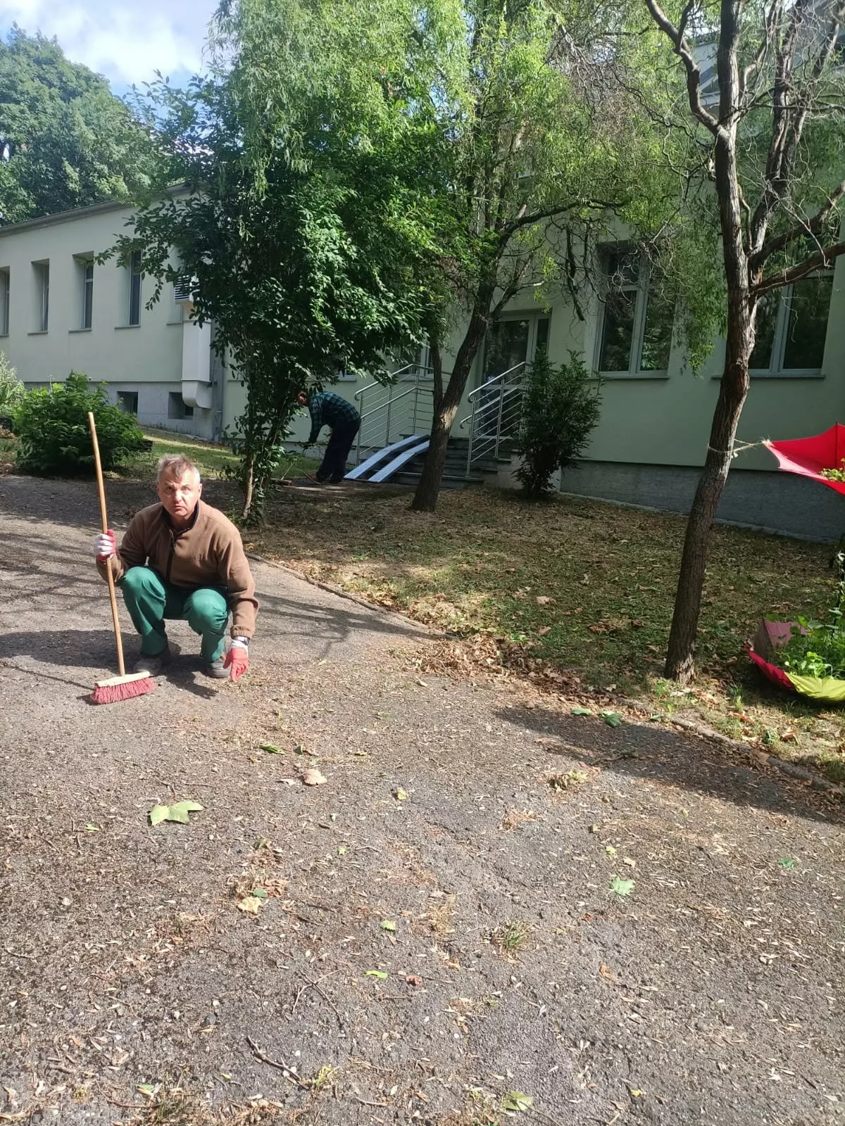 Uczestnicy strzegomskiego WTZ na praktykach w "Zielonym Zakątku" - zdjęcie 3