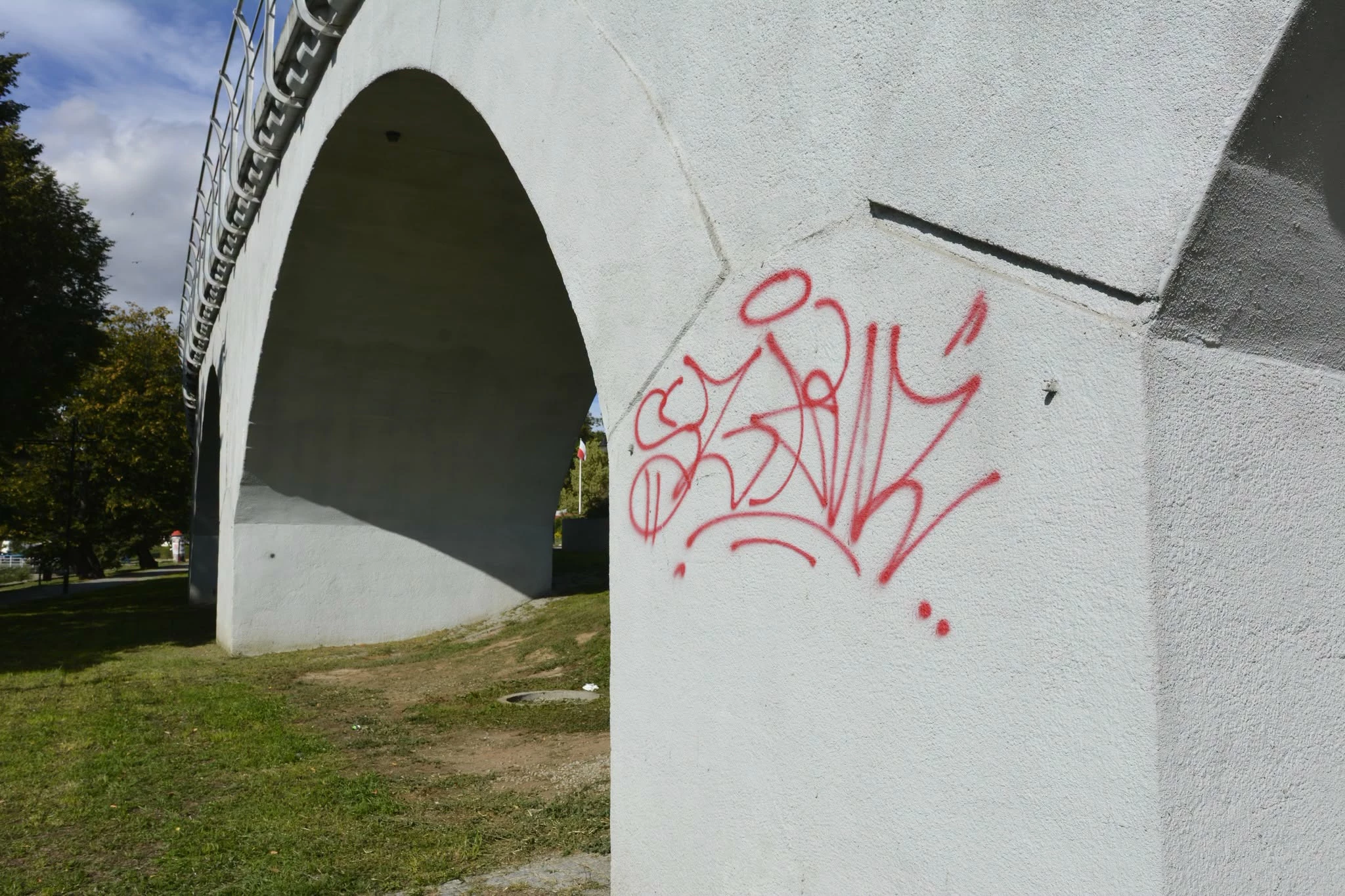 Graffiti znika ze strzegomskiej estakady. Trwają prace porządkowe - zdjęcie 9