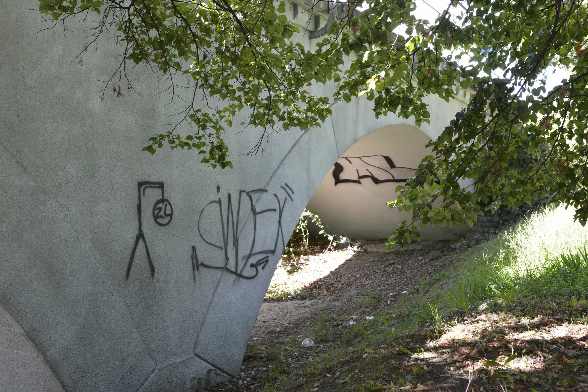 Graffiti znika ze strzegomskiej estakady. Trwają prace porządkowe - zdjęcie 3