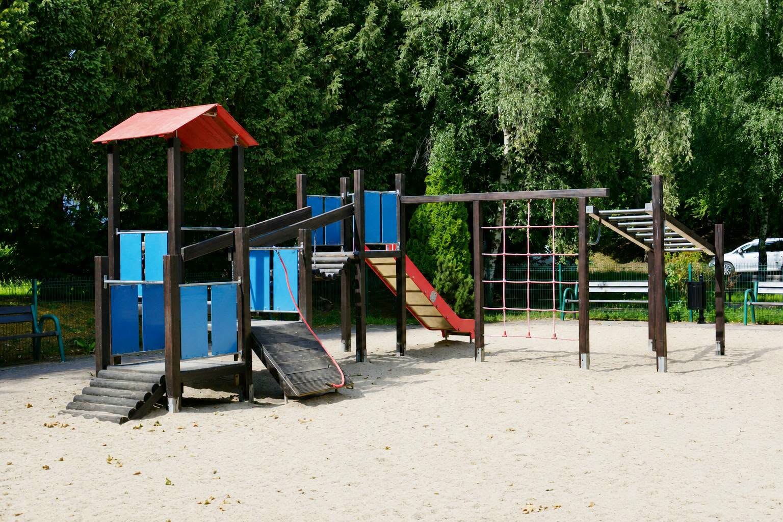 Gminne place zabaw zyskają świeży wygląd. Trwają prace przy urządzeniach dla najmłodszych - zdjęcie 1
