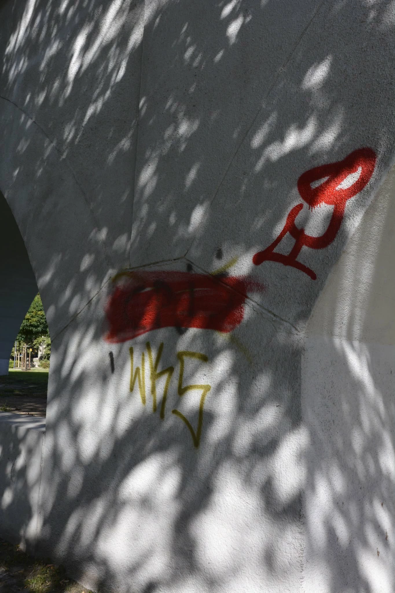 Graffiti znika ze strzegomskiej estakady. Trwają prace porządkowe - zdjęcie 8