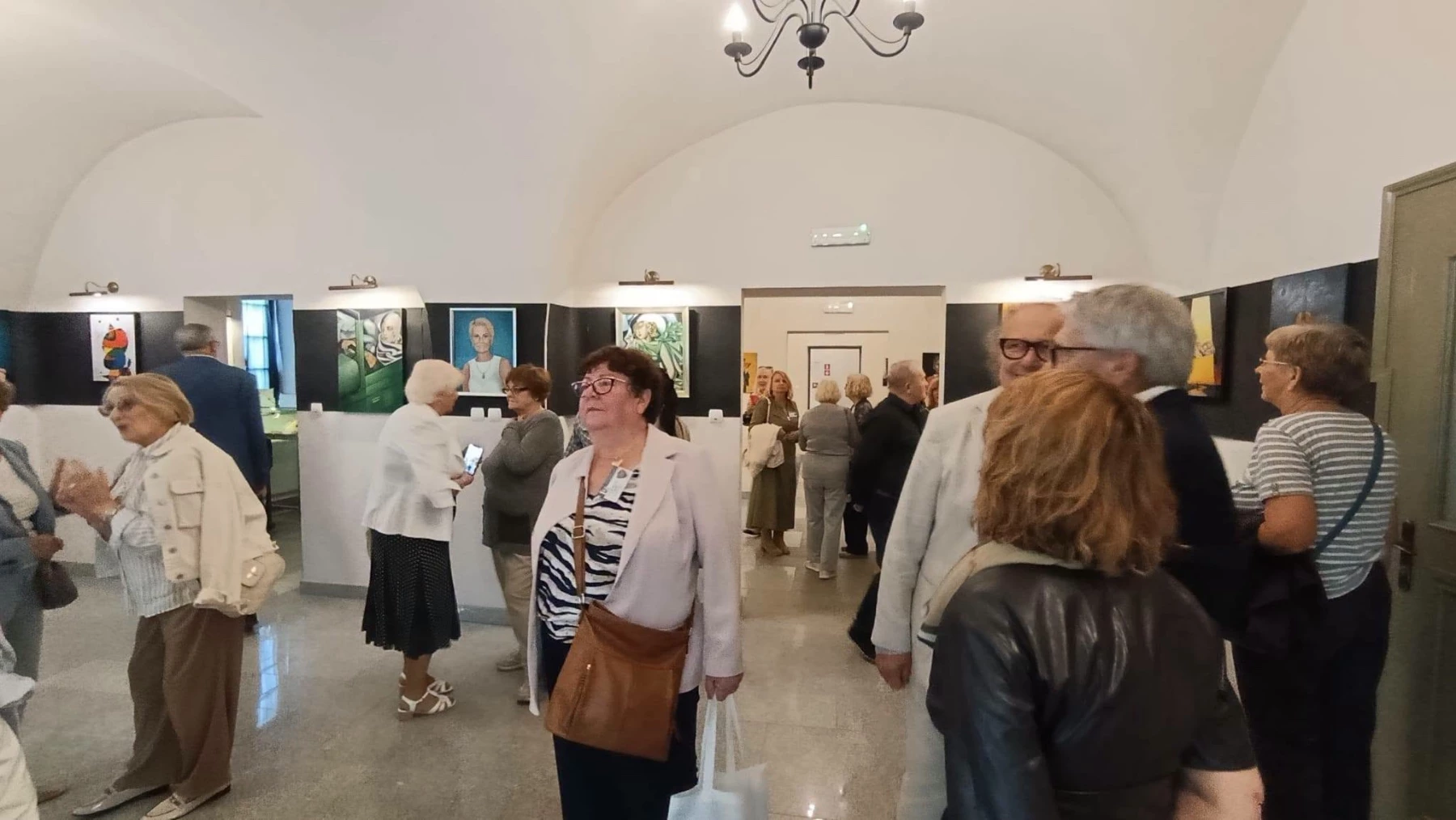 „Obudziłam się w kolorze”. Wernisaż Jadwigi Pozner w Strzegomiu - zdjęcie 1