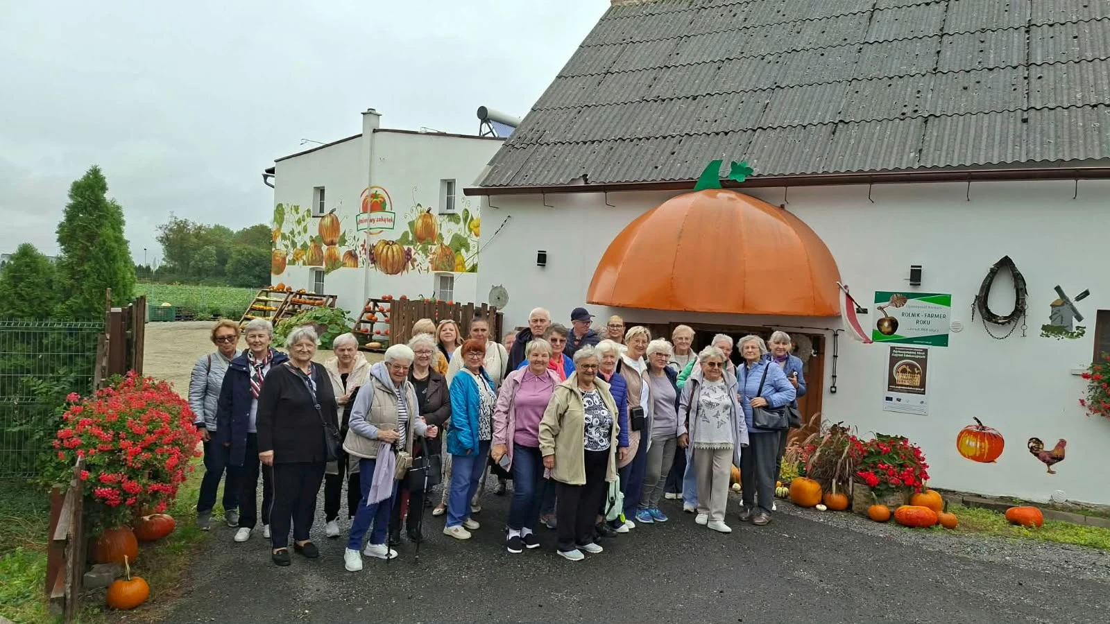 Seniorzy odwiedzili Dyniowy Zakątek w Olszanach