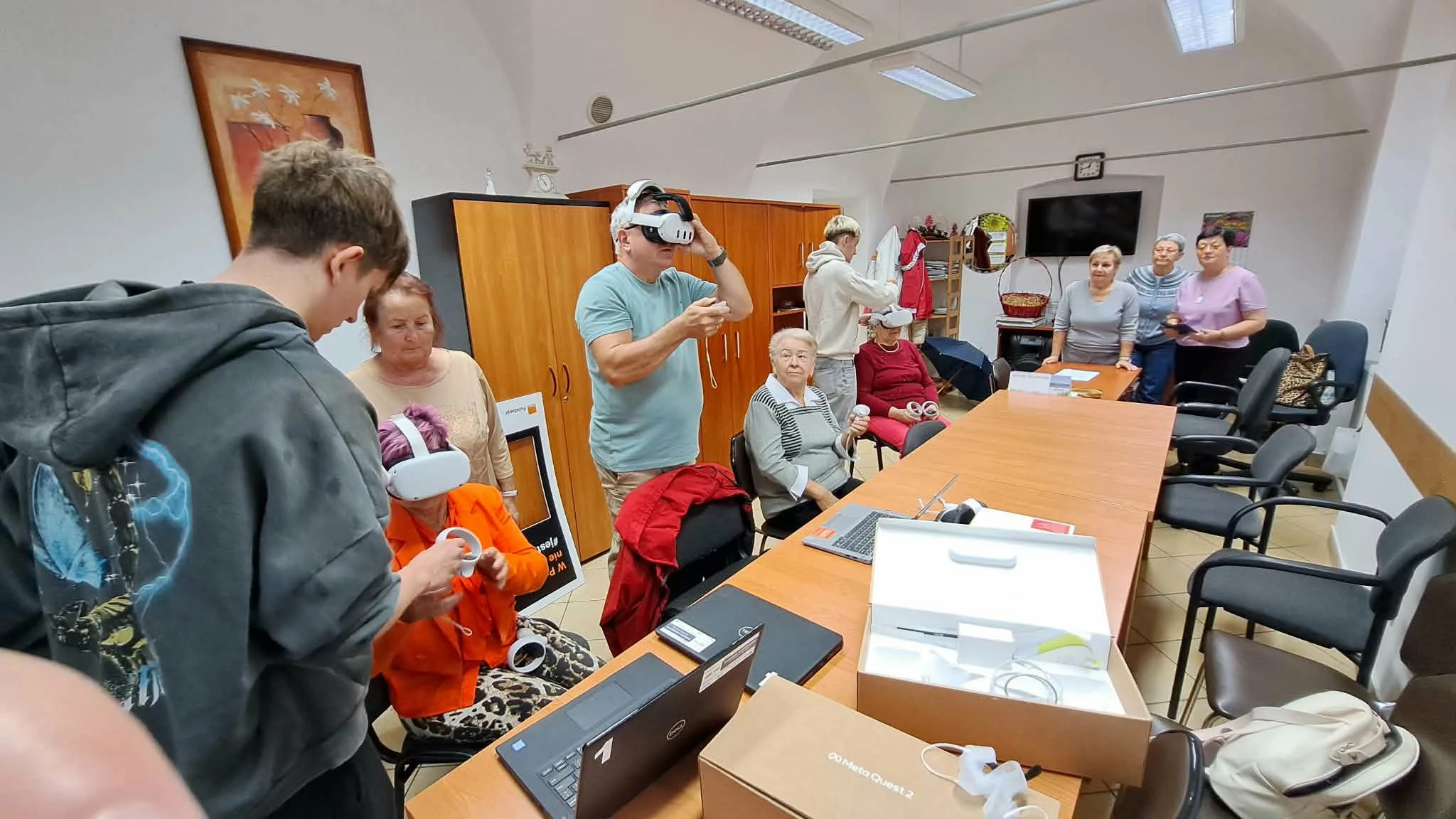 Strzegomscy seniorzy odwiedzili wirtualne muzeum z uczniami