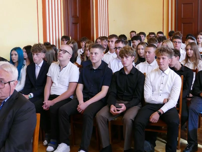 Nowy rok w strzegomskim liceum. Ośmioro uczniów nagrodzonych - zdjęcie 2