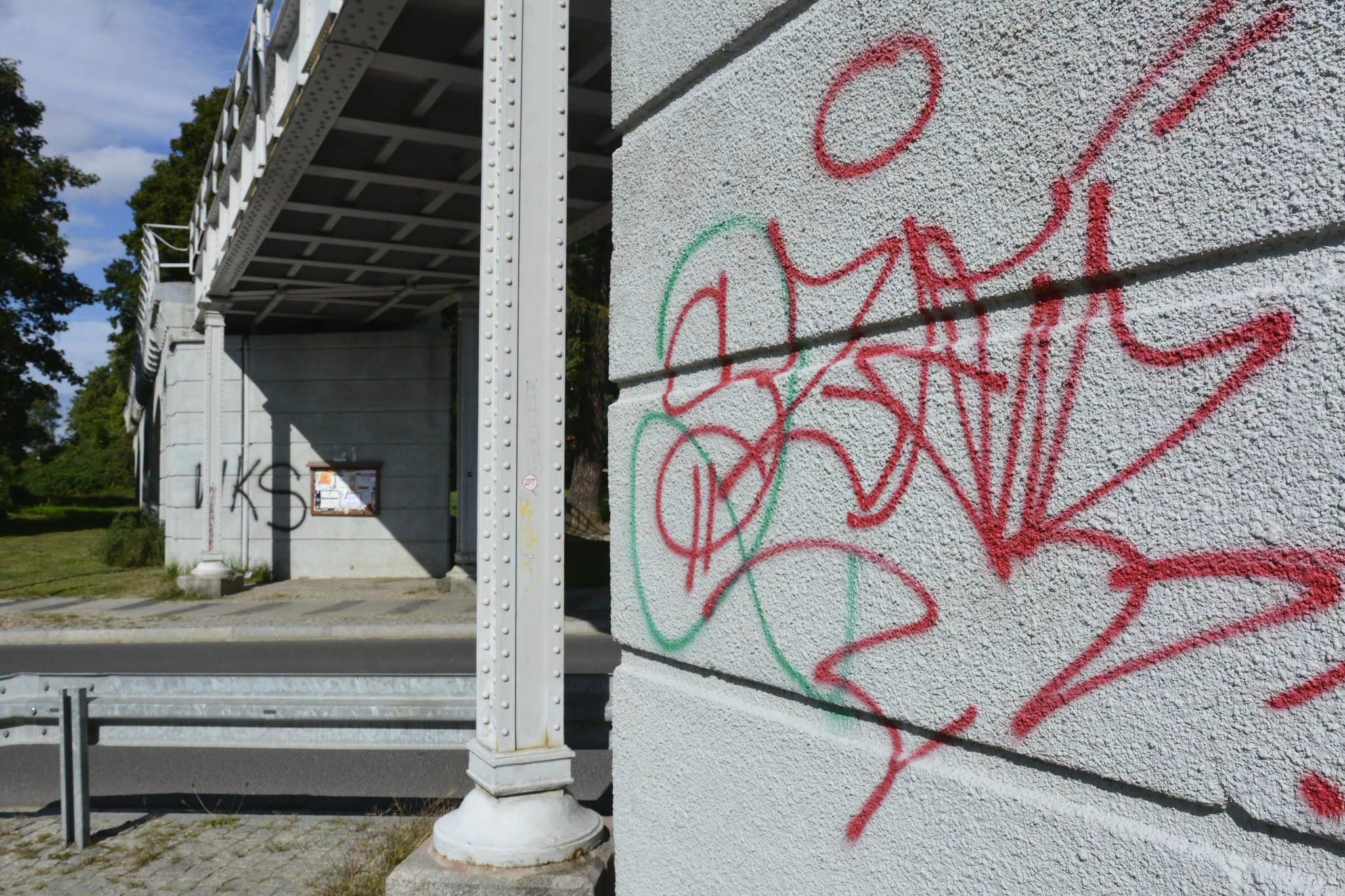 Graffiti znika ze strzegomskiej estakady. Trwają prace porządkowe - zdjęcie 5