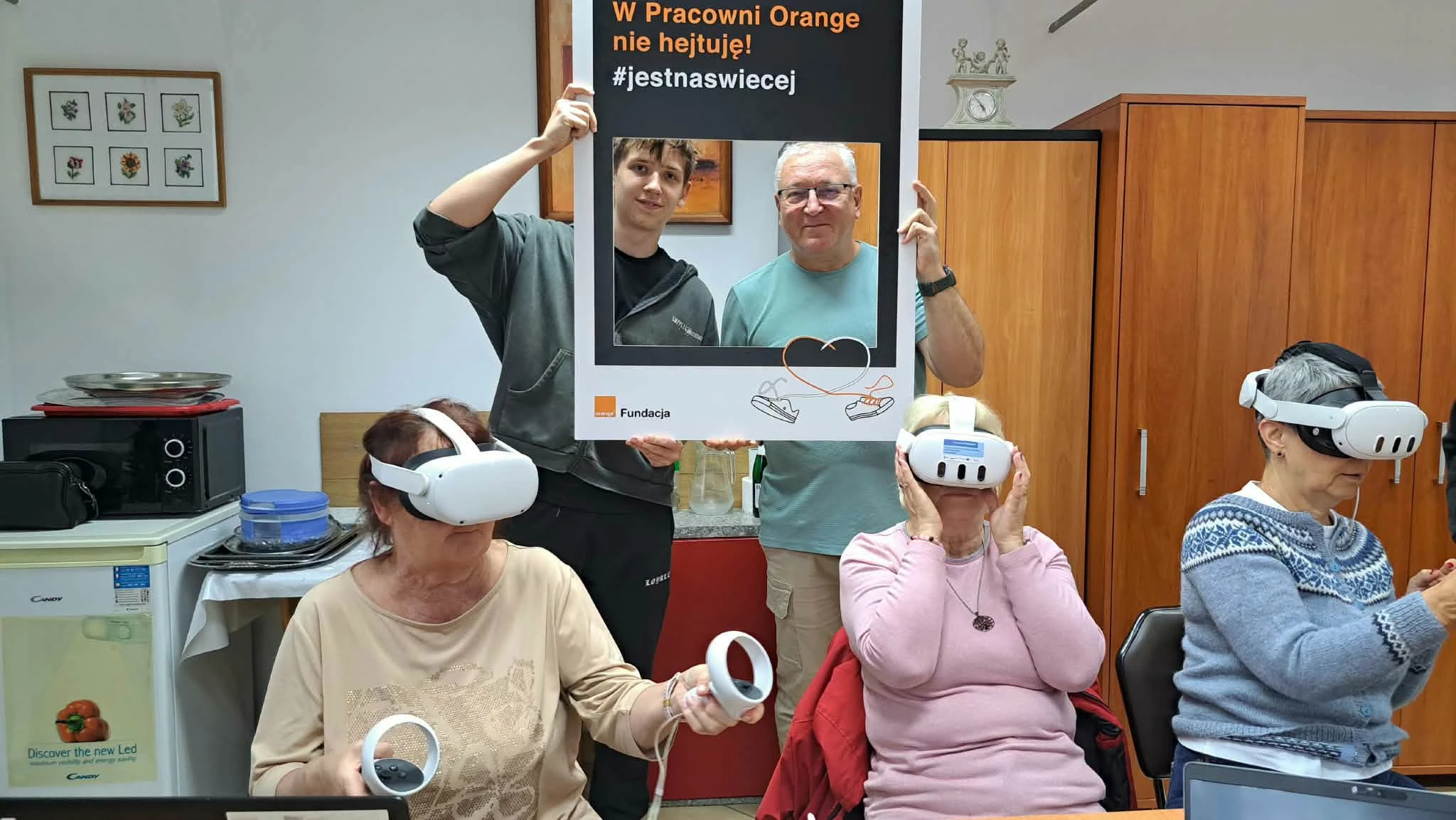 Strzegomscy seniorzy odwiedzili wirtualne muzeum z uczniami - zdjęcie 9