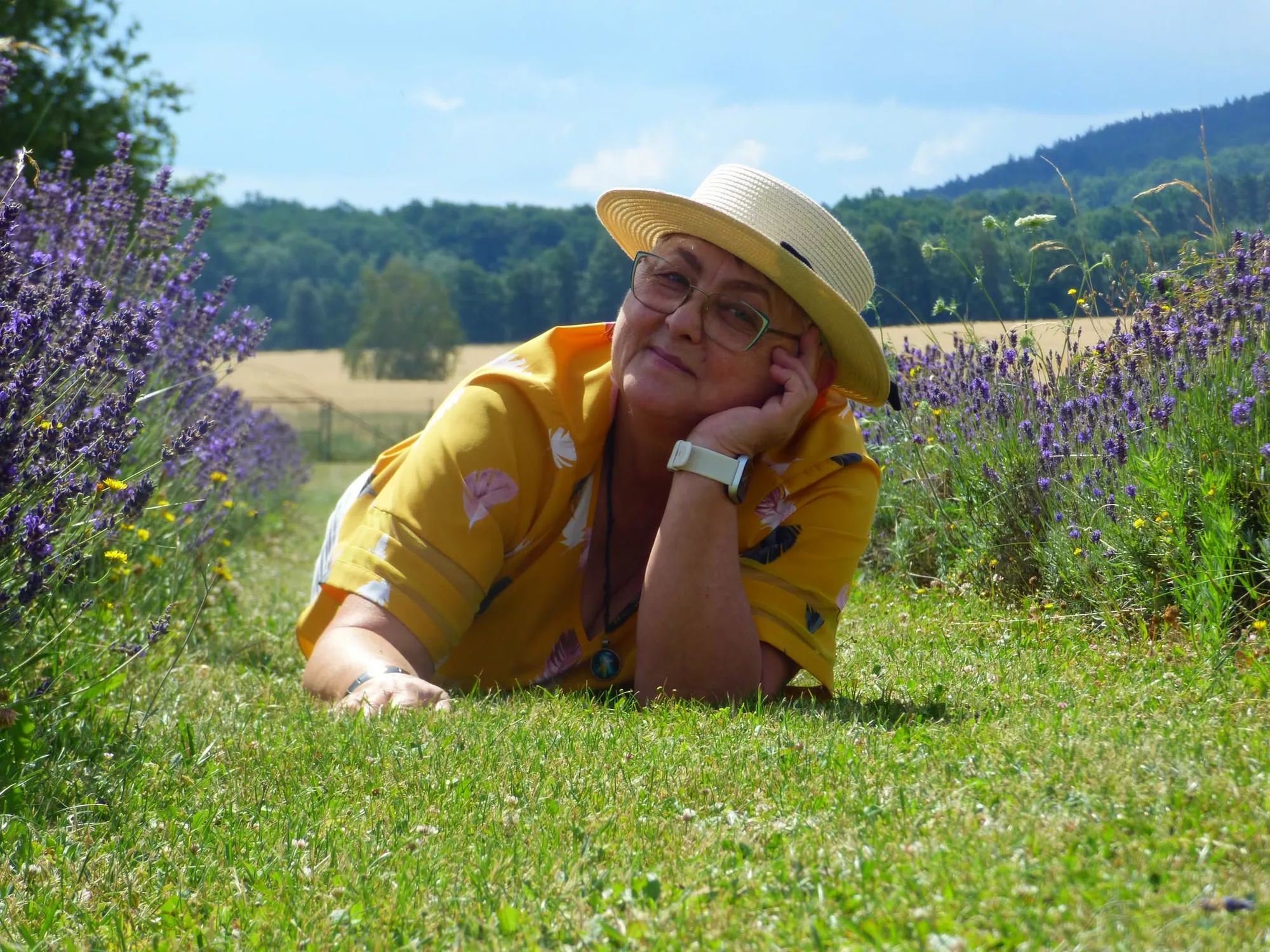 Fioletowy relaks u stóp Gór Sowich. Strzegomscy seniorzy z wizytą na plantacji lawendy - zdjęcie 4